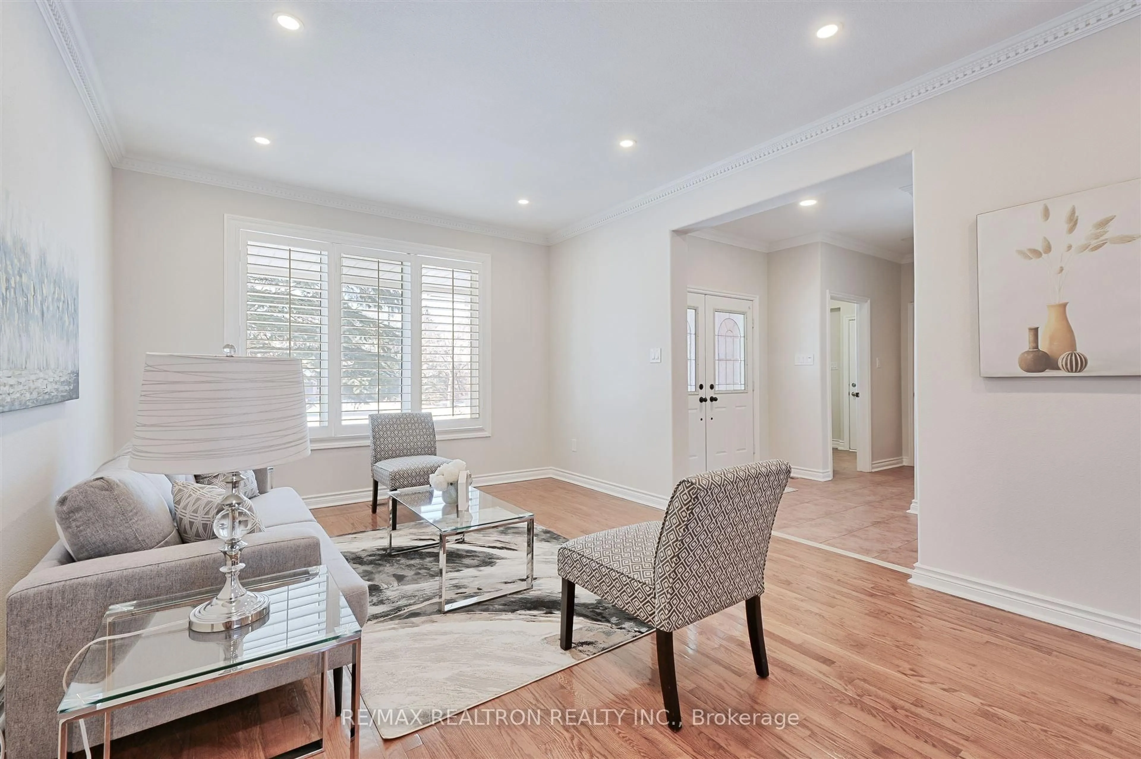 Living room with furniture, unknown for 659 Mariner Lane, Newmarket Ontario L3X 1L6