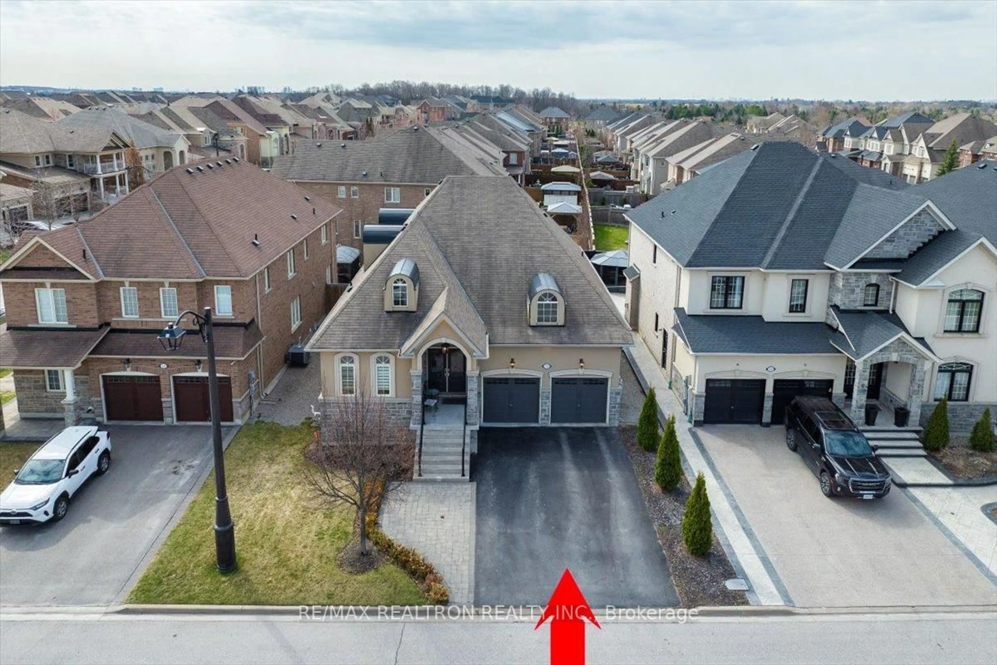 A pic from outside/outdoor area/front of a property/back of a property/a pic from drone, street for 13 Fairmont Ridge Tr, King Ontario L7B 0A4