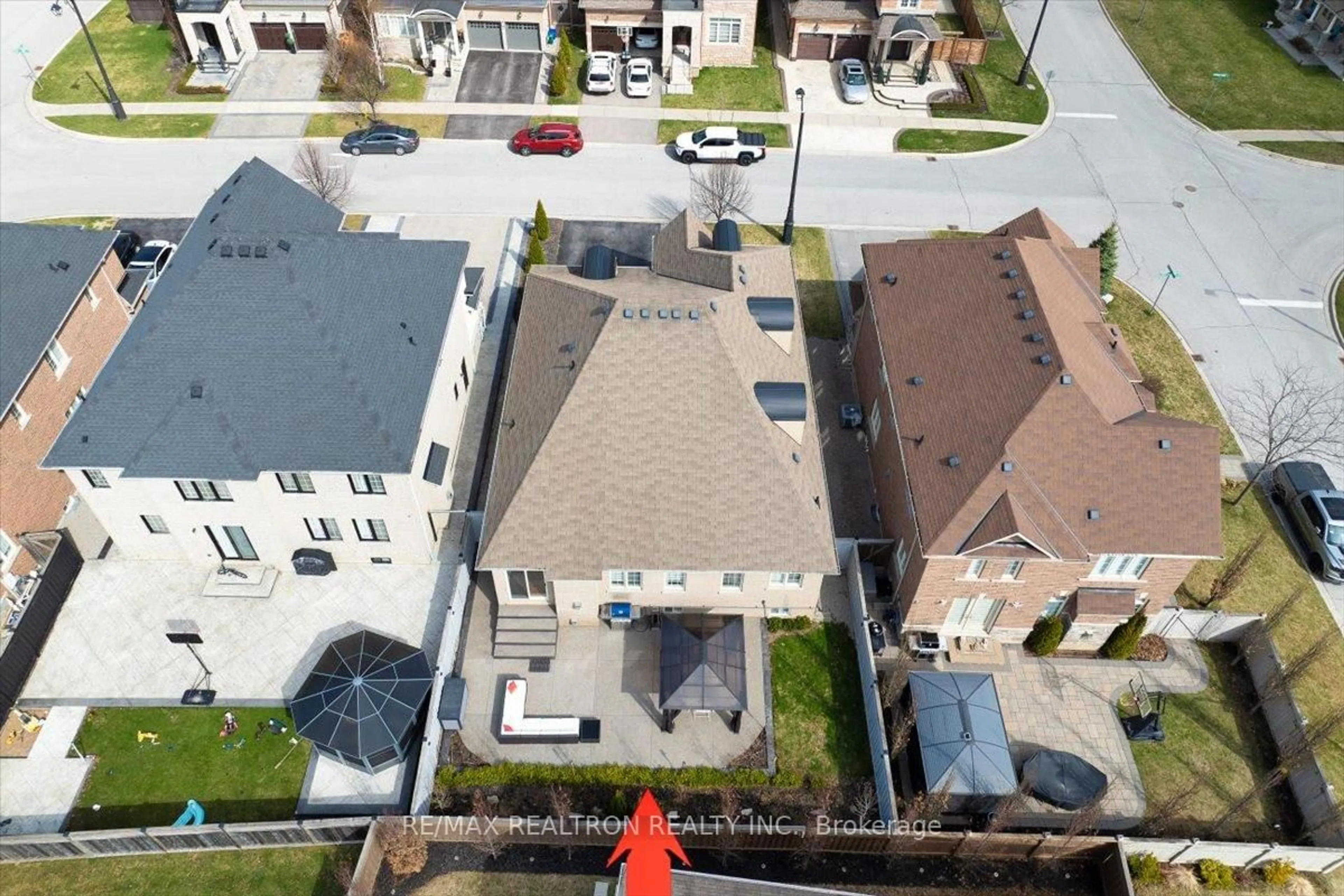 A pic from outside/outdoor area/front of a property/back of a property/a pic from drone, unknown for 13 Fairmont Ridge Tr, King Ontario L7B 0A4