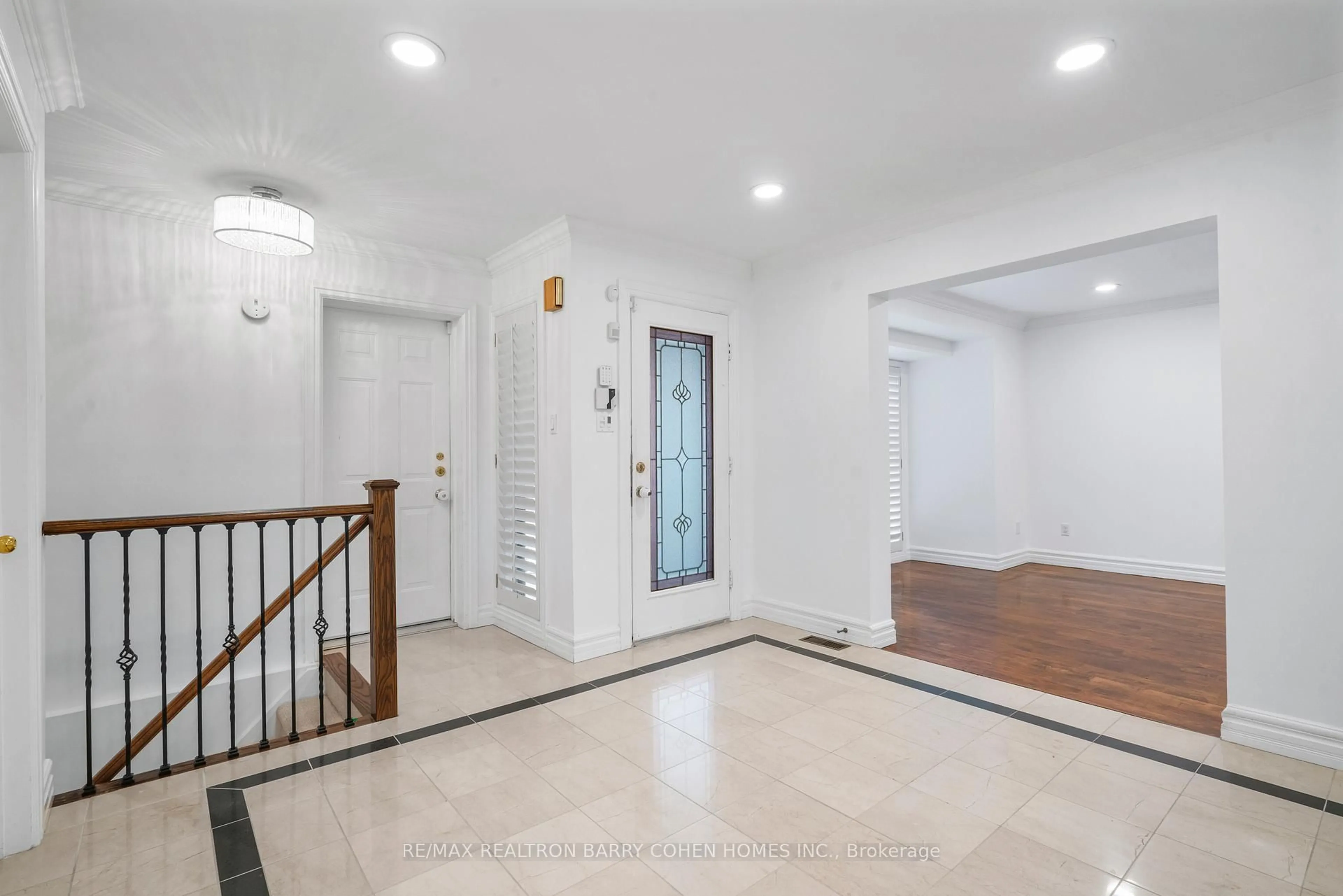 Indoor foyer for 20 Grosvenor Crt, Markham Ontario L3T 5T5