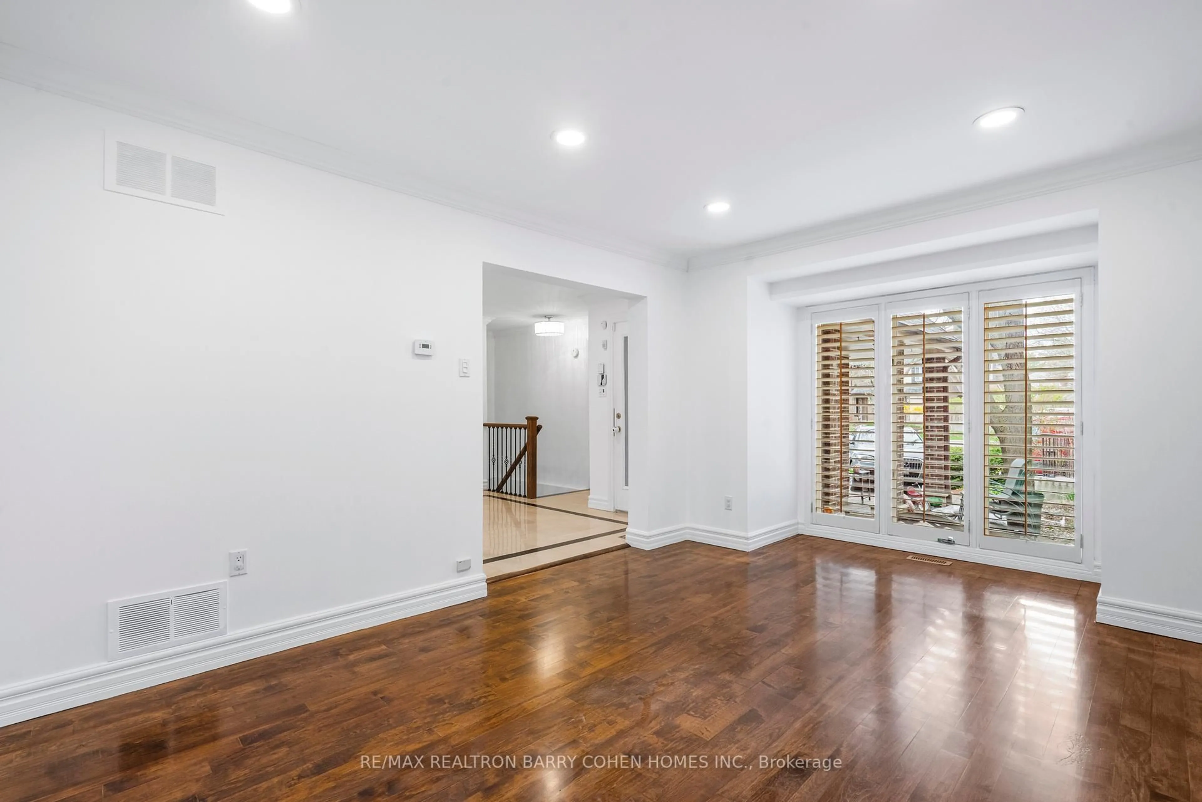 Indoor entryway for 20 Grosvenor Crt, Markham Ontario L3T 5T5