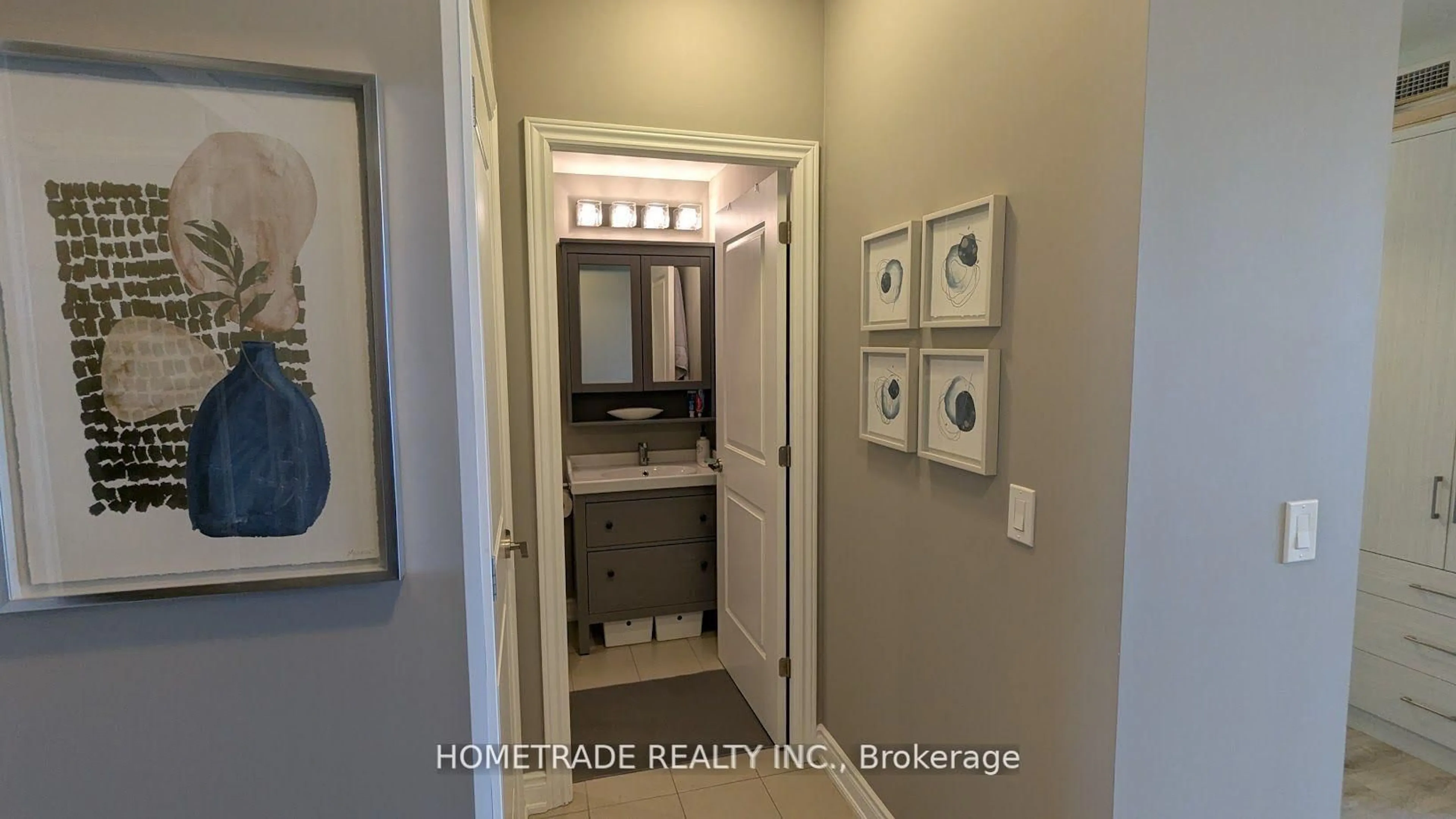Indoor entryway for 9090 Yonge St #201B, Richmond Hill Ontario L4C 0Z1