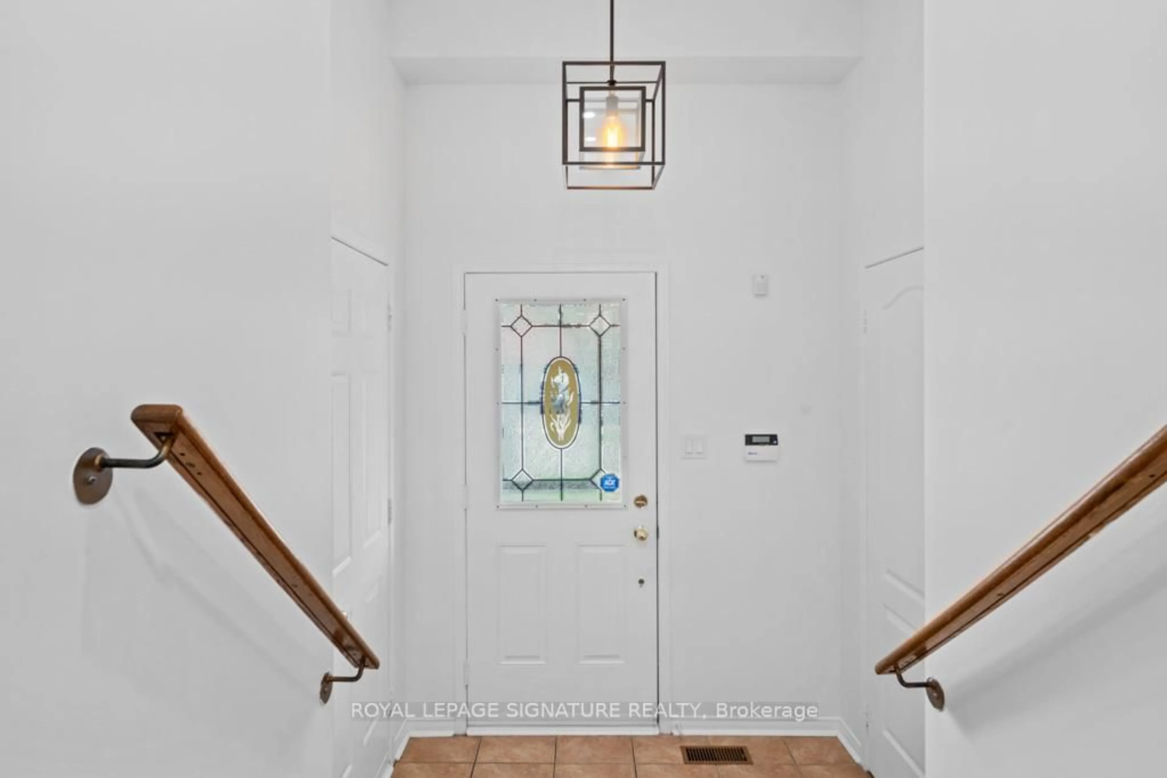 Indoor entryway for 60 Hartford Cres, Newmarket Ontario L3X 2Z5