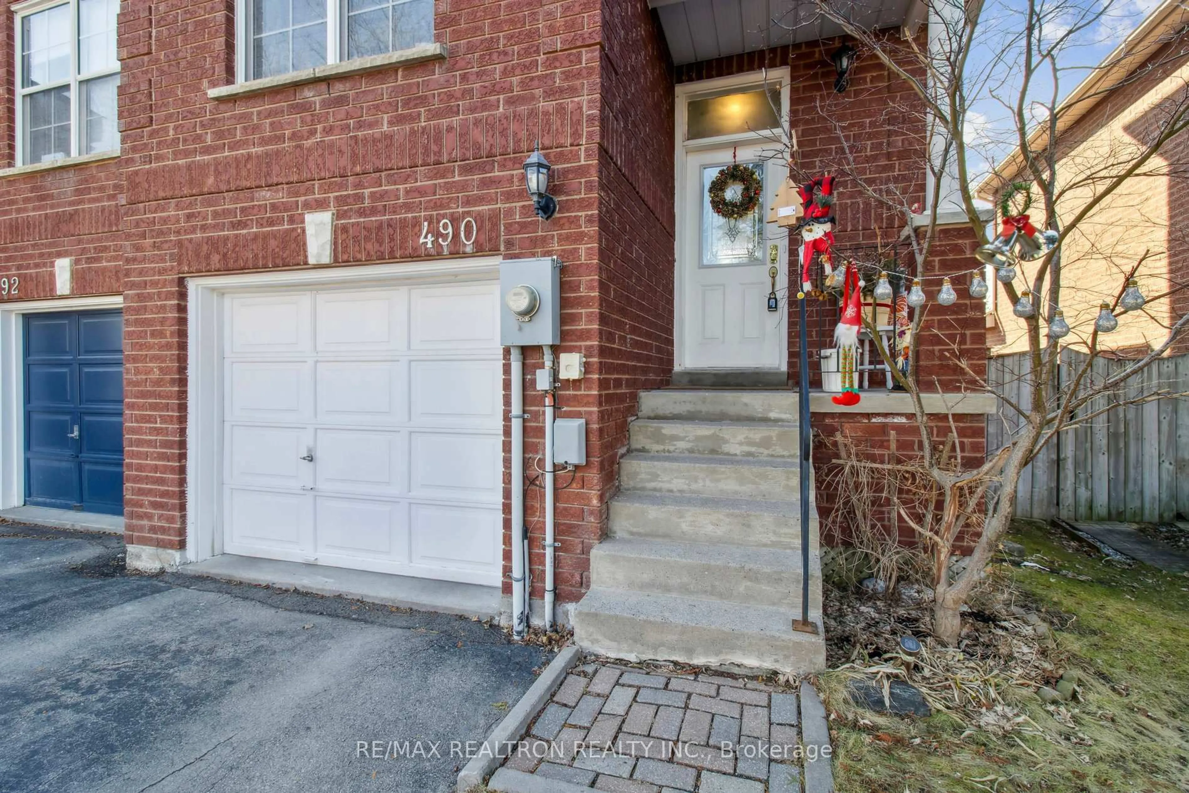 Home with brick exterior material, street for 490 Ainsworth Dr, Newmarket Ontario L3Y 8R5