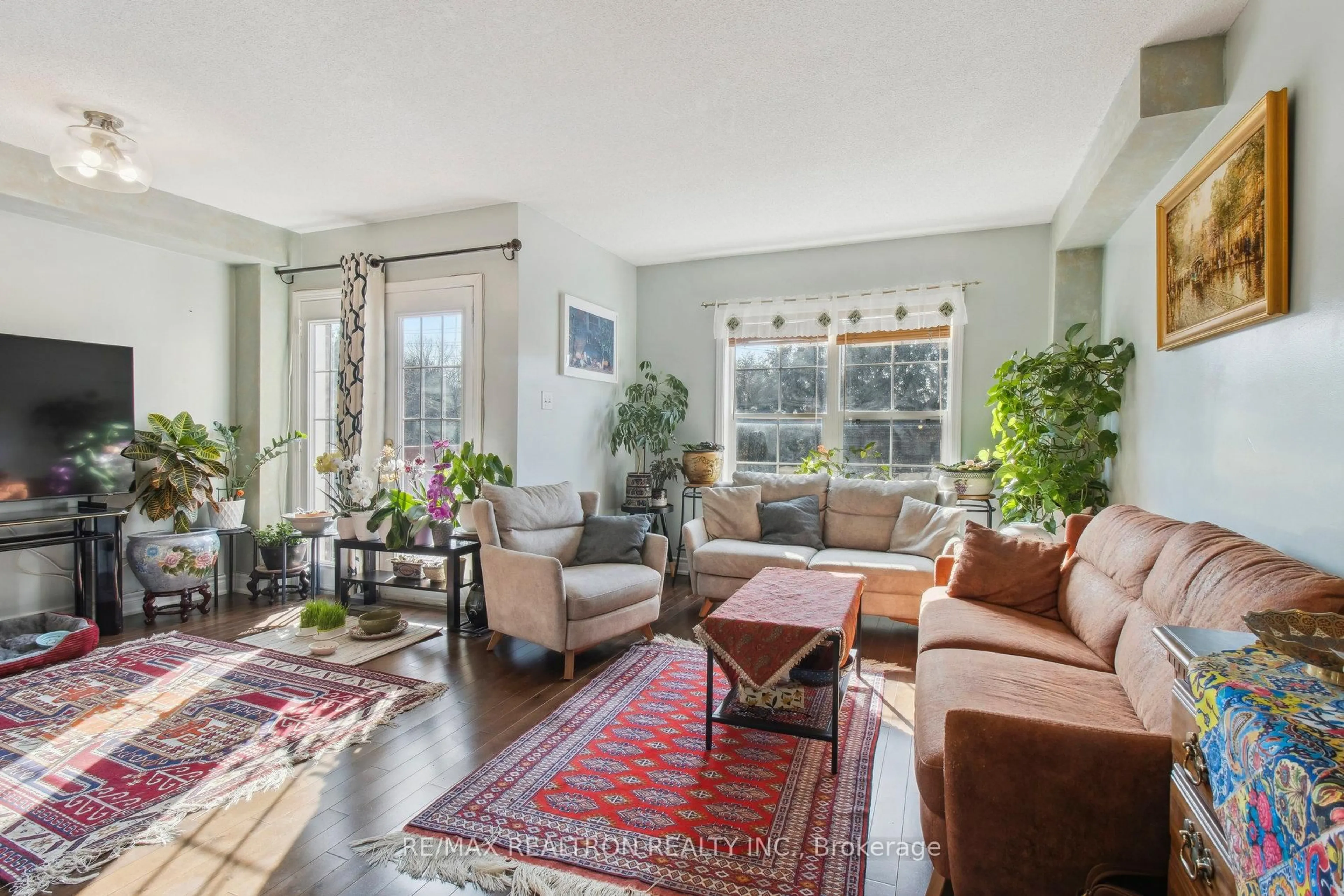 Living room with furniture, unknown for 490 Ainsworth Dr, Newmarket Ontario L3Y 8R5