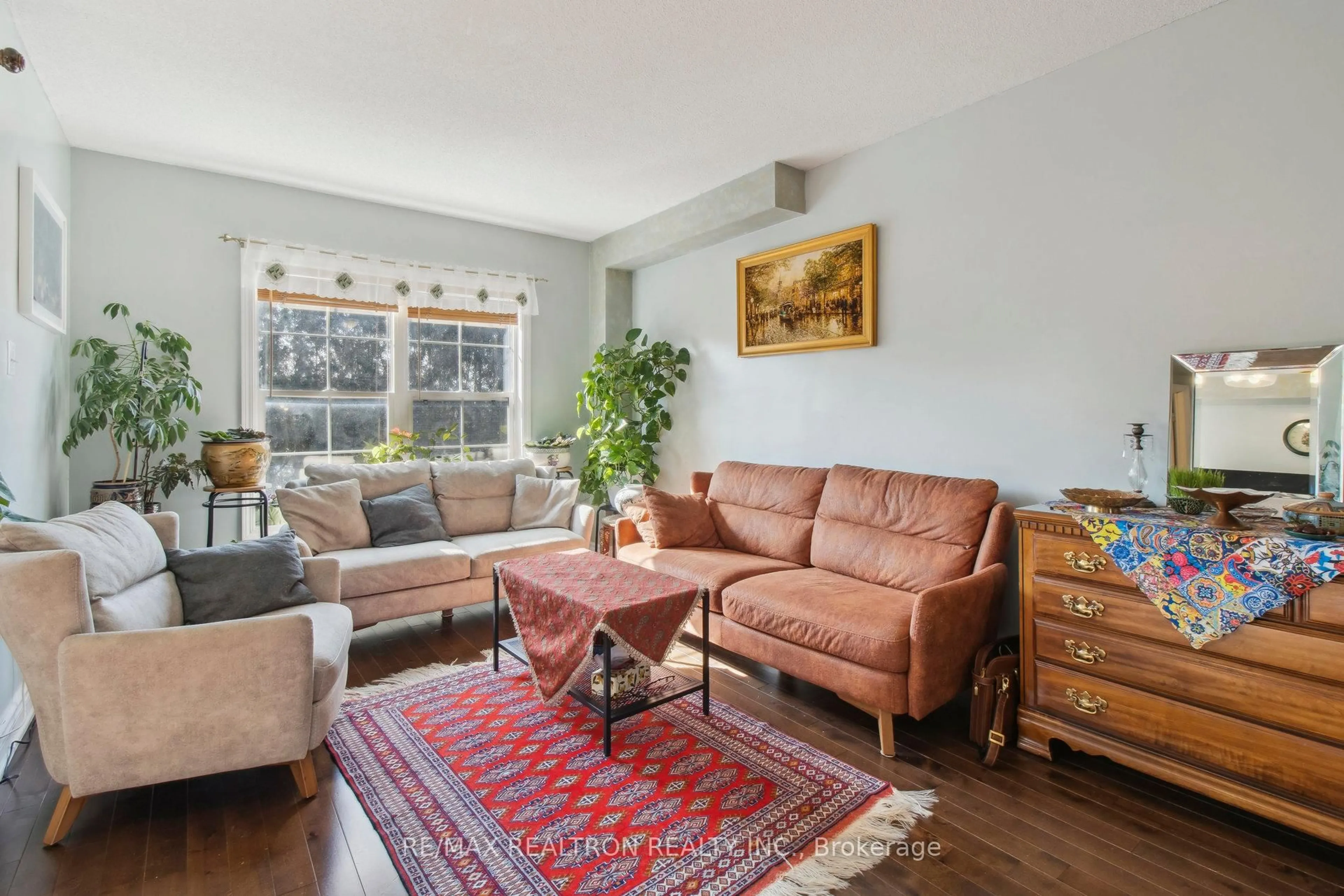 Living room with furniture, unknown for 490 Ainsworth Dr, Newmarket Ontario L3Y 8R5