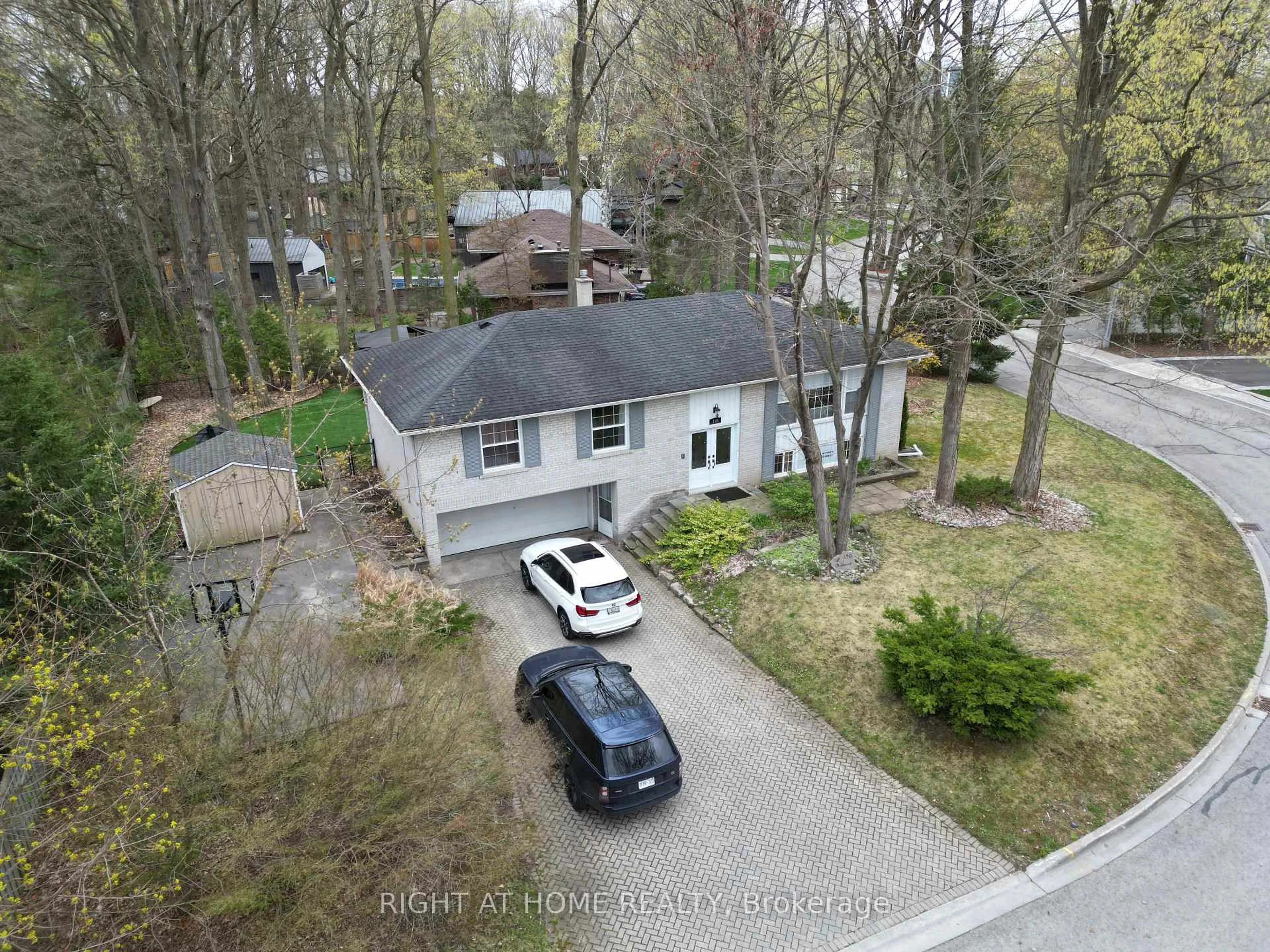 A pic from outside/outdoor area/front of a property/back of a property/a pic from drone, street for 190 Beechwood Cres, Newmarket Ontario L3Y 1W3
