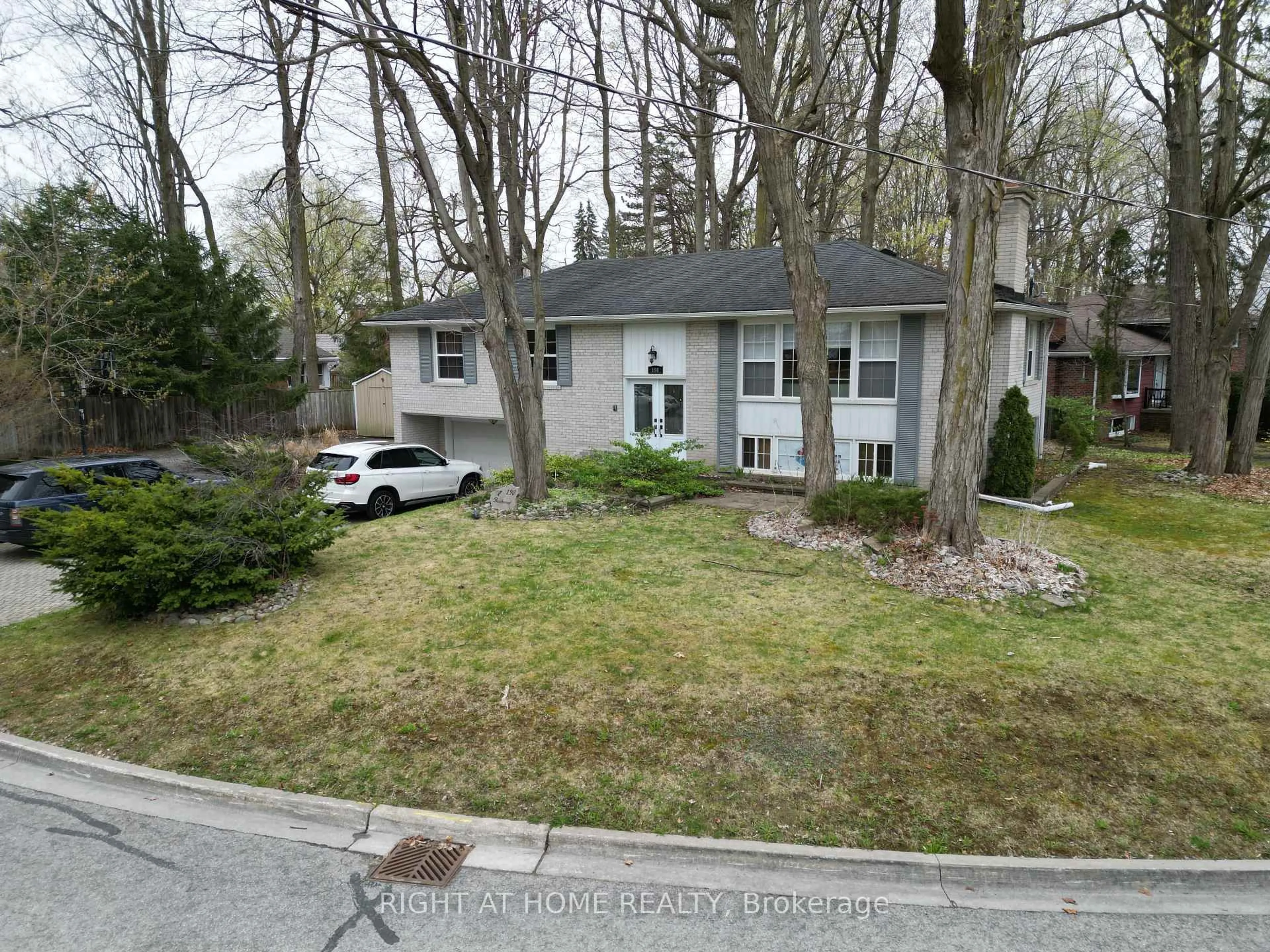 A pic from outside/outdoor area/front of a property/back of a property/a pic from drone, street for 190 Beechwood Cres, Newmarket Ontario L3Y 1W3