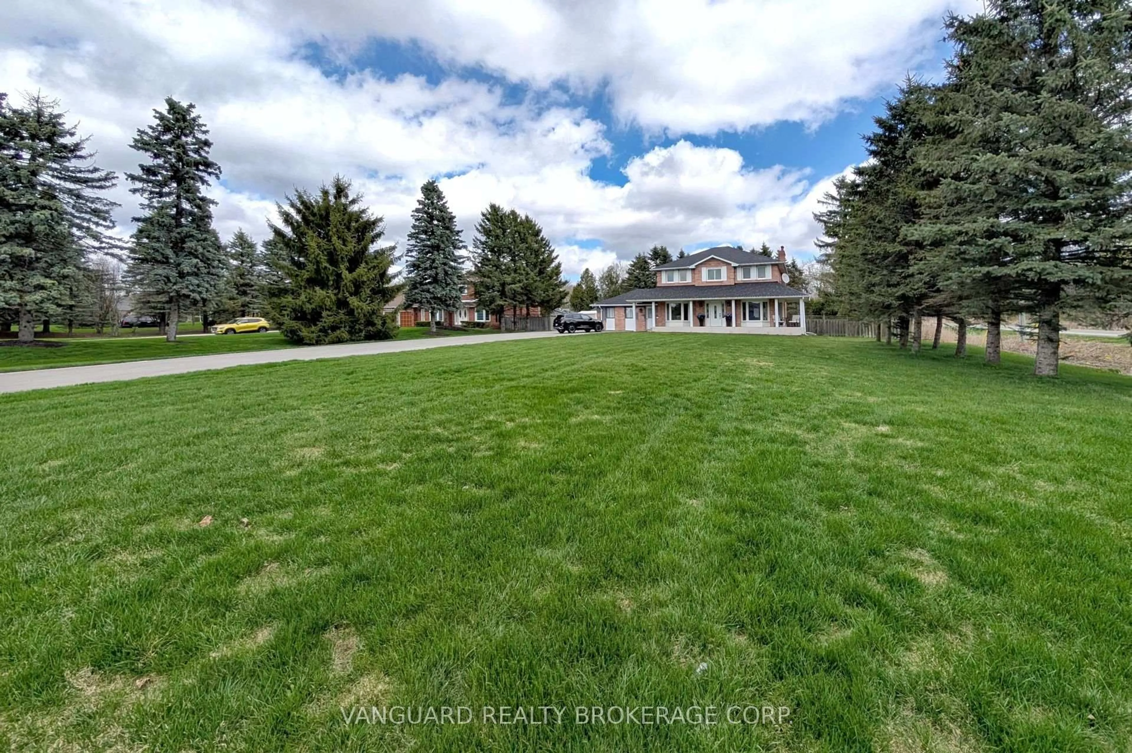 A pic from outside/outdoor area/front of a property/back of a property/a pic from drone, mountain view for 3 Weedon Crt, King Ontario L7B 0E6