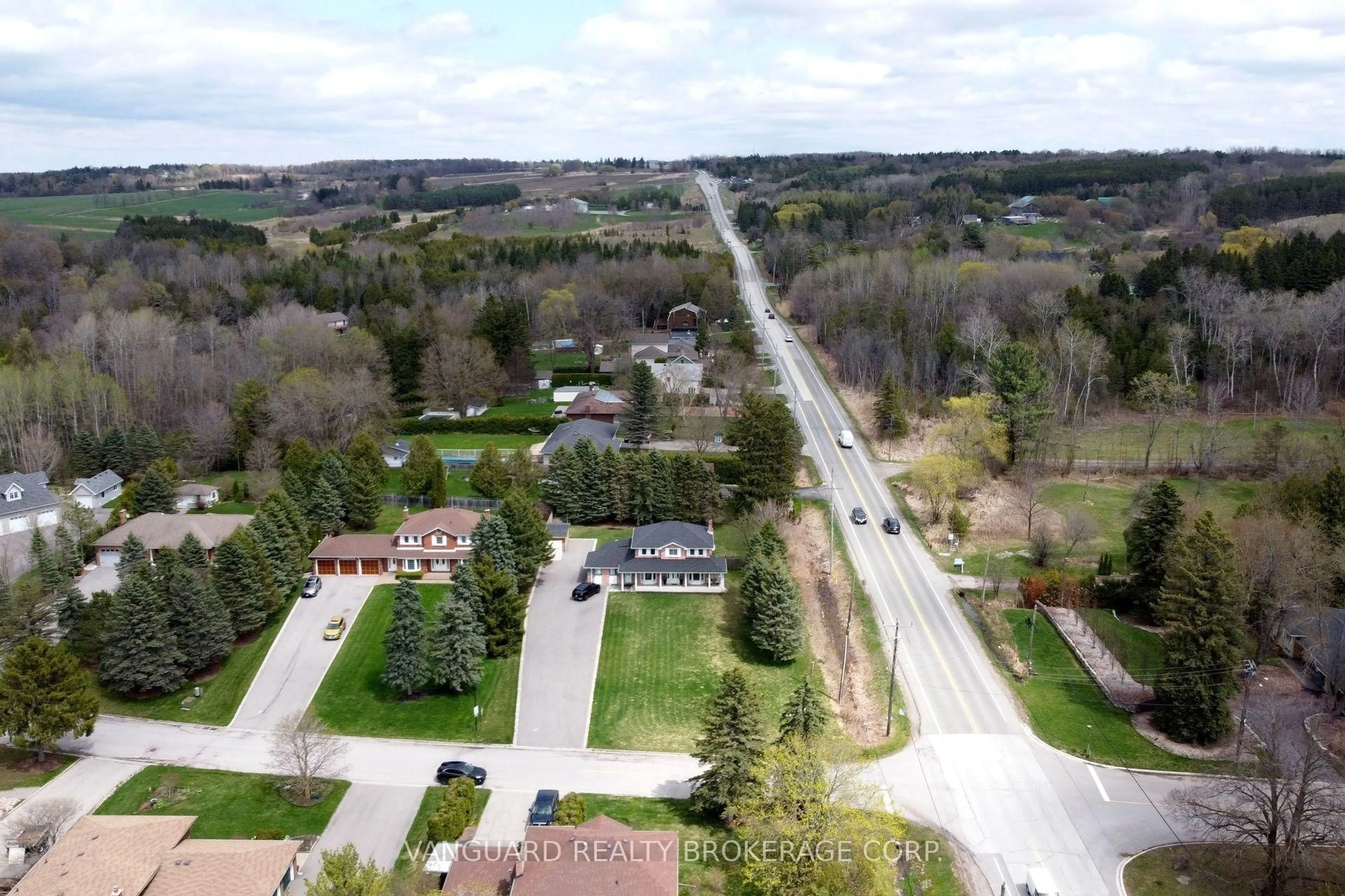A pic from outside/outdoor area/front of a property/back of a property/a pic from drone, street for 3 Weedon Crt, King Ontario L7B 0E6