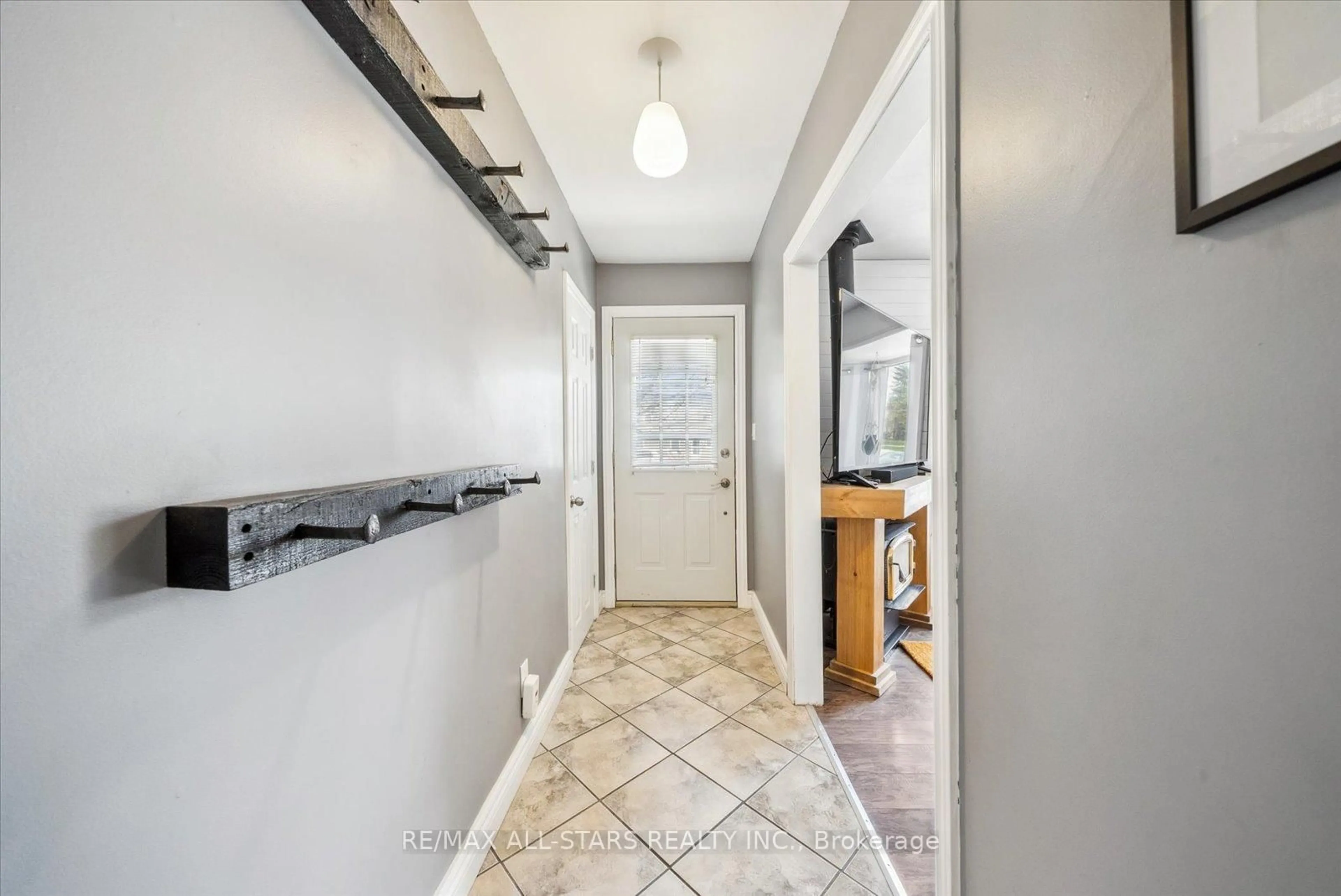 Indoor entryway for 287 Church St, Brock Ontario L0K 1A0