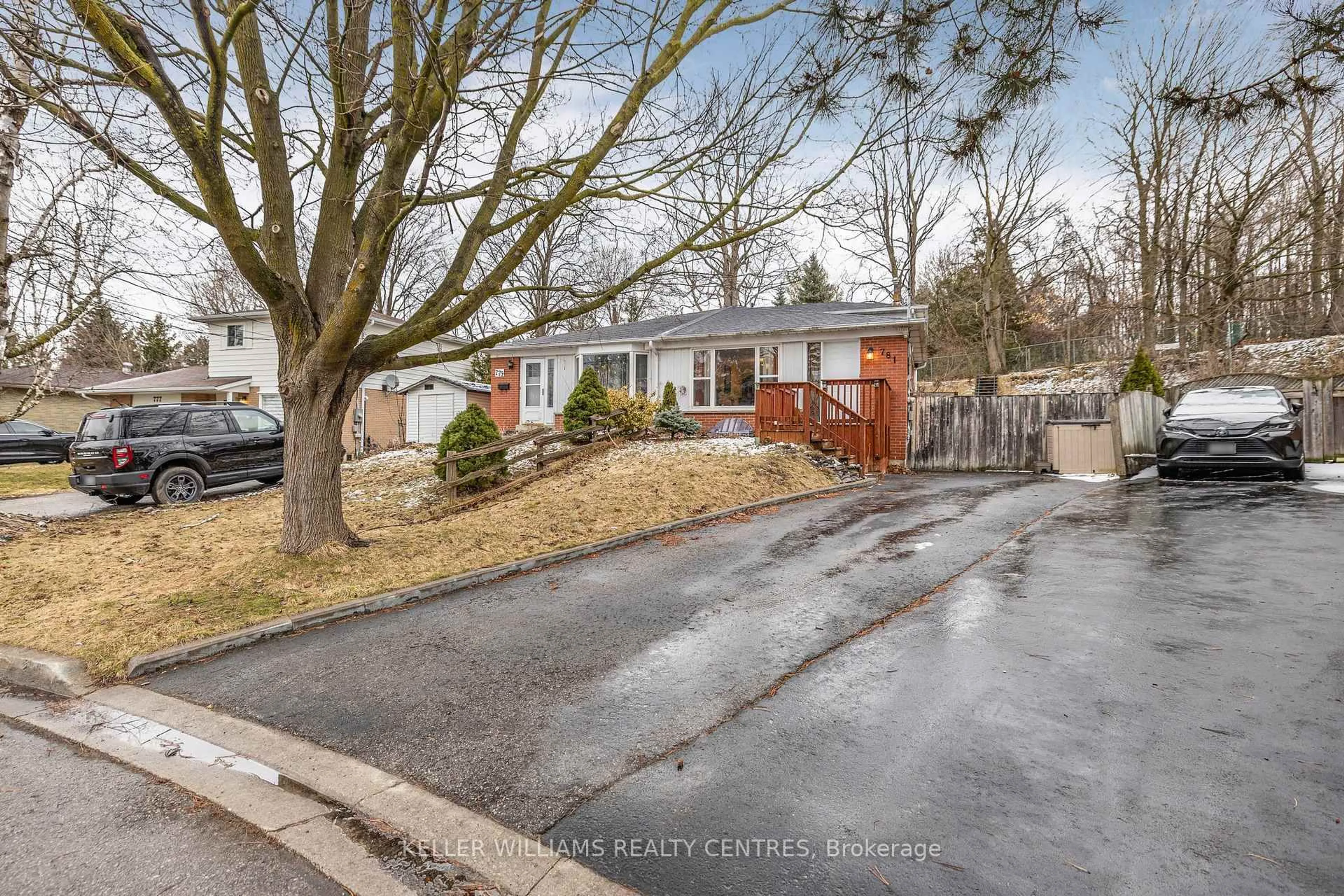A pic from outside/outdoor area/front of a property/back of a property/a pic from drone, street for 781 Greenfield Cres, Newmarket Ontario L3Y 3B2