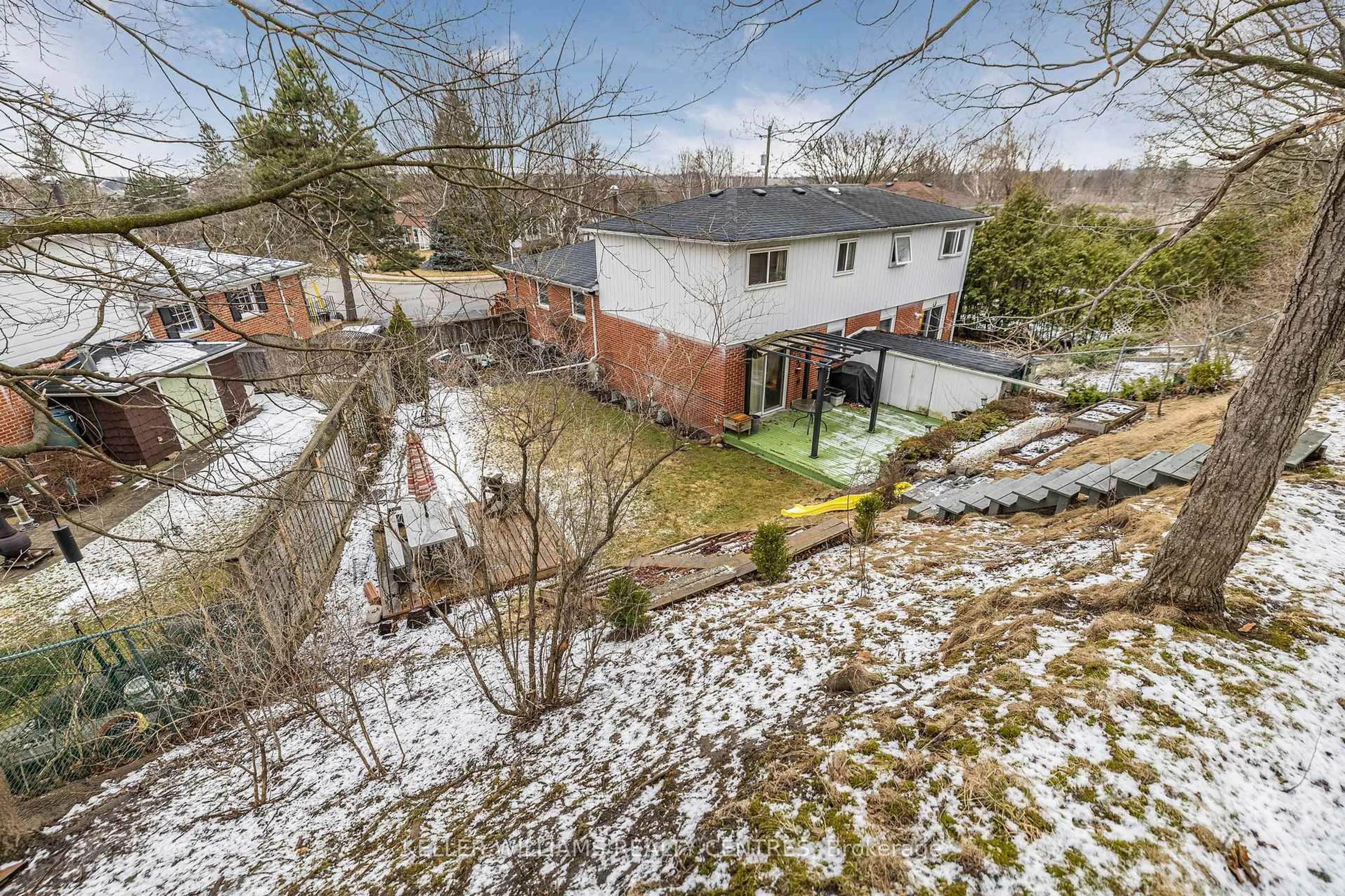 A pic from outside/outdoor area/front of a property/back of a property/a pic from drone, street for 781 Greenfield Cres, Newmarket Ontario L3Y 3B2