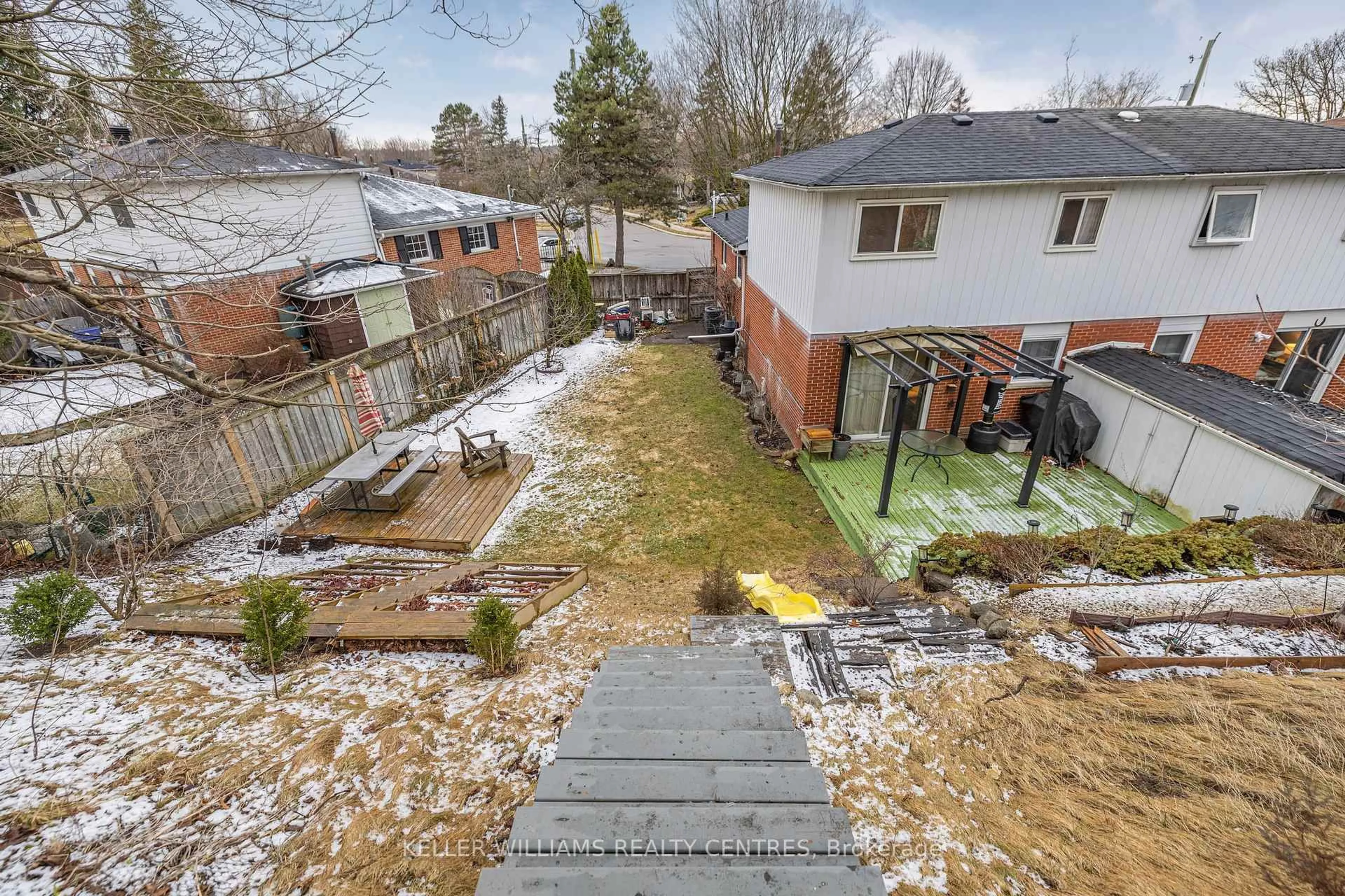 A pic from outside/outdoor area/front of a property/back of a property/a pic from drone, mountain view for 781 Greenfield Cres, Newmarket Ontario L3Y 3B2
