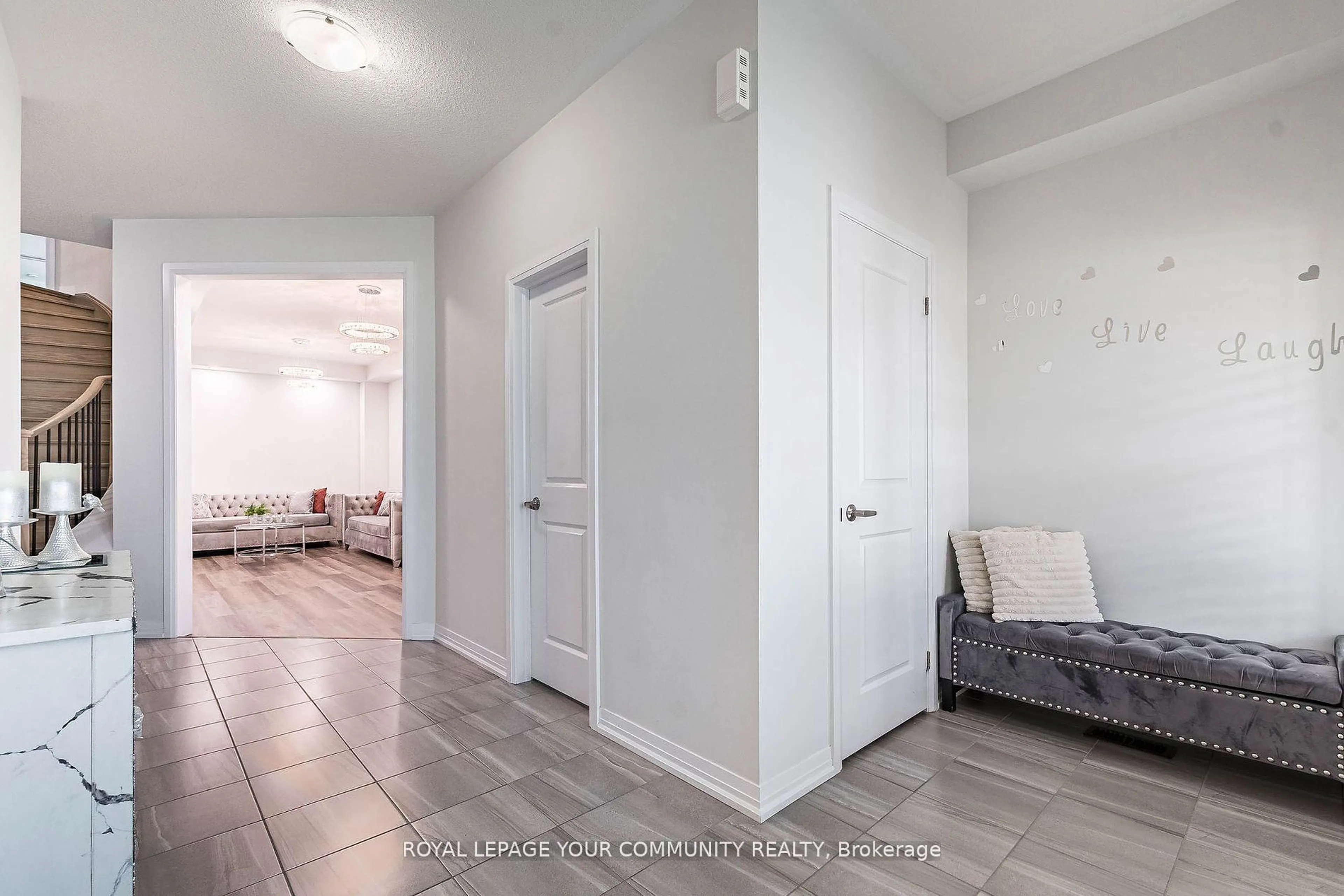 Indoor entryway for 259 Chelsea Cres, Bradford West Gwillimbury Ontario L3Z 4G7