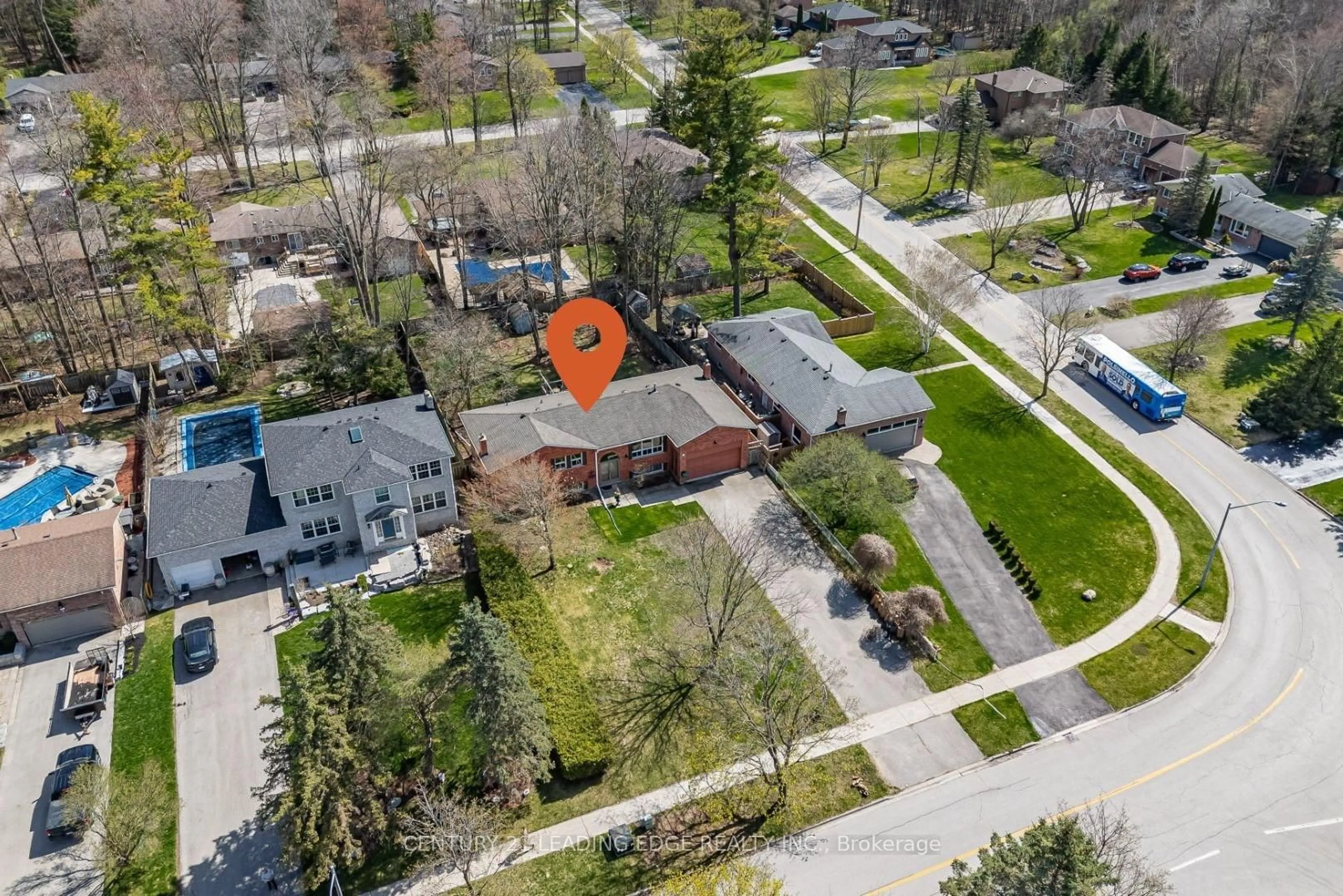 A pic from outside/outdoor area/front of a property/back of a property/a pic from drone, street for 185 PARK Ave, East Gwillimbury Ontario M9N 1J7