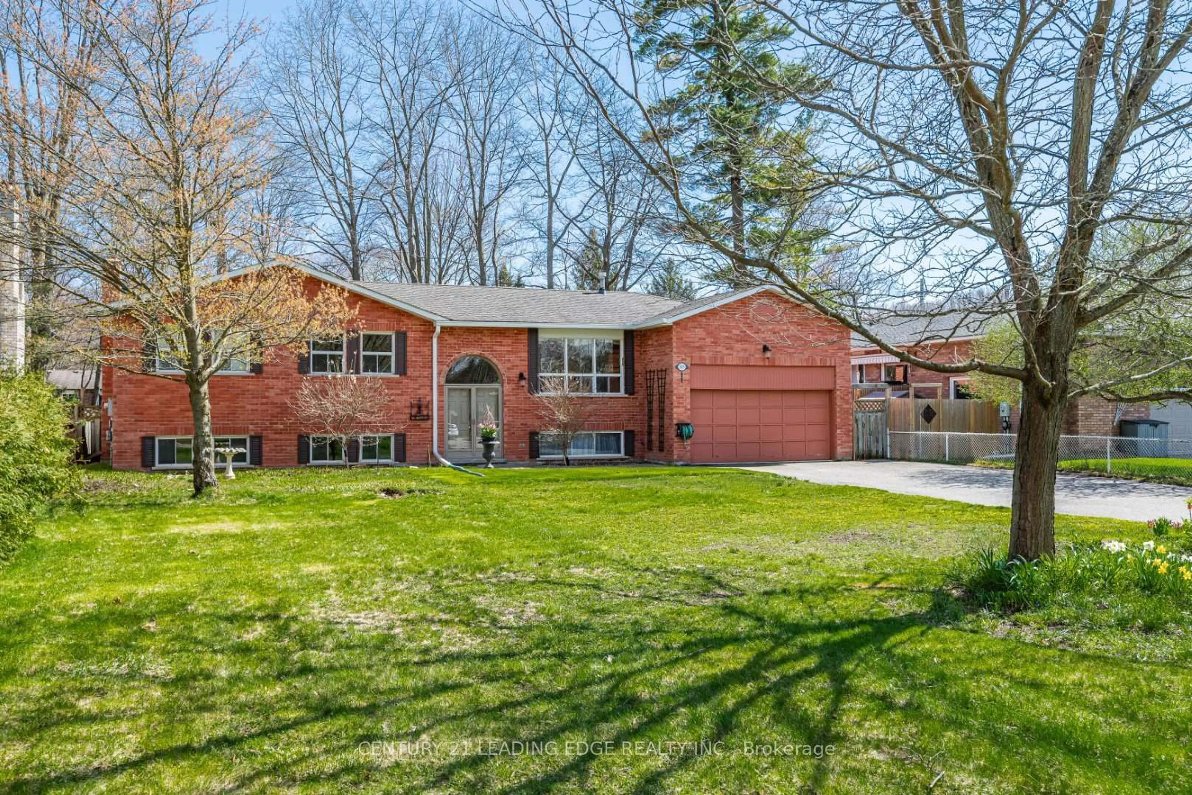 Home with brick exterior material, street for 185 PARK Ave, East Gwillimbury Ontario M9N 1J7