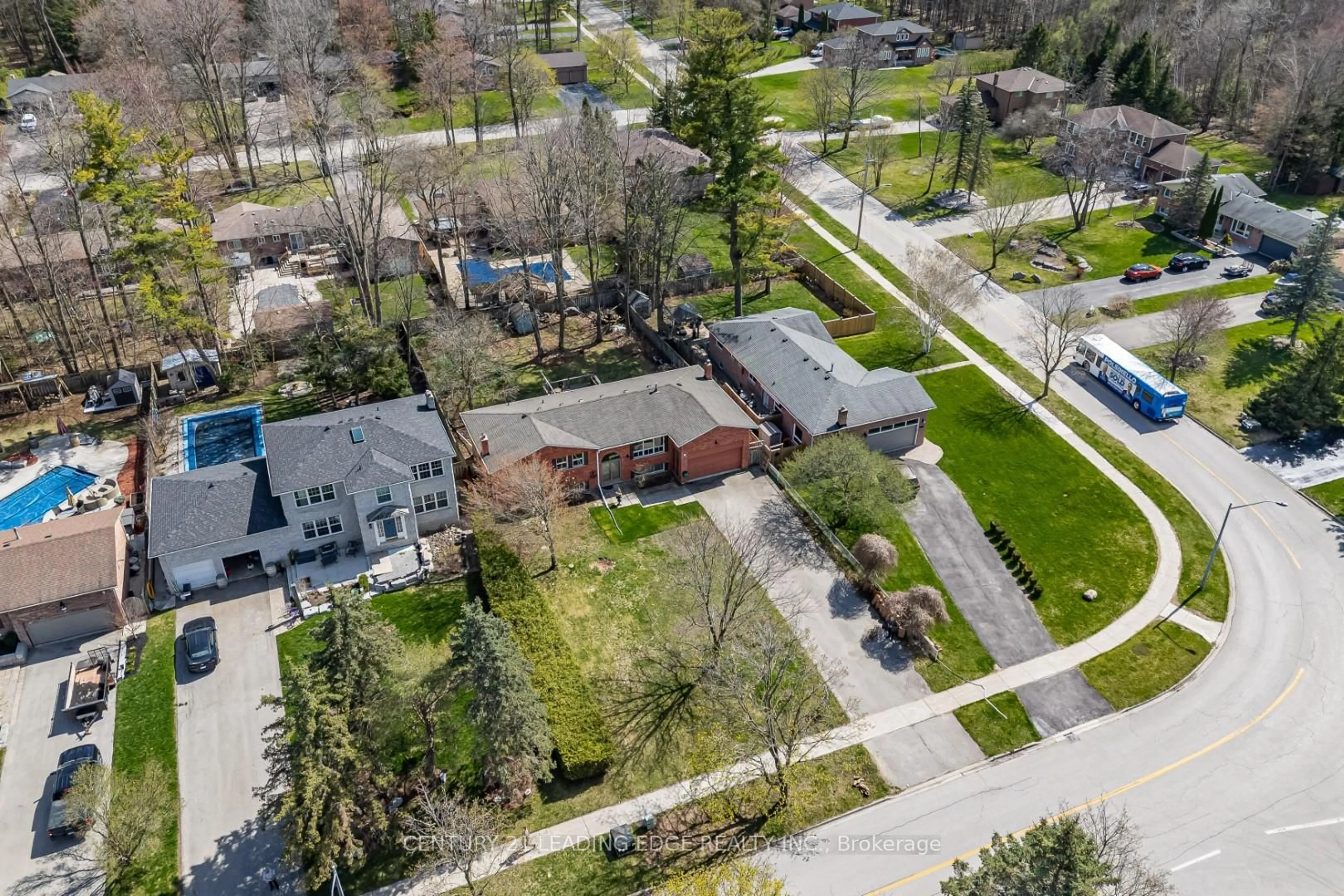 A pic from outside/outdoor area/front of a property/back of a property/a pic from drone, street for 185 PARK Ave, East Gwillimbury Ontario M9N 1J7