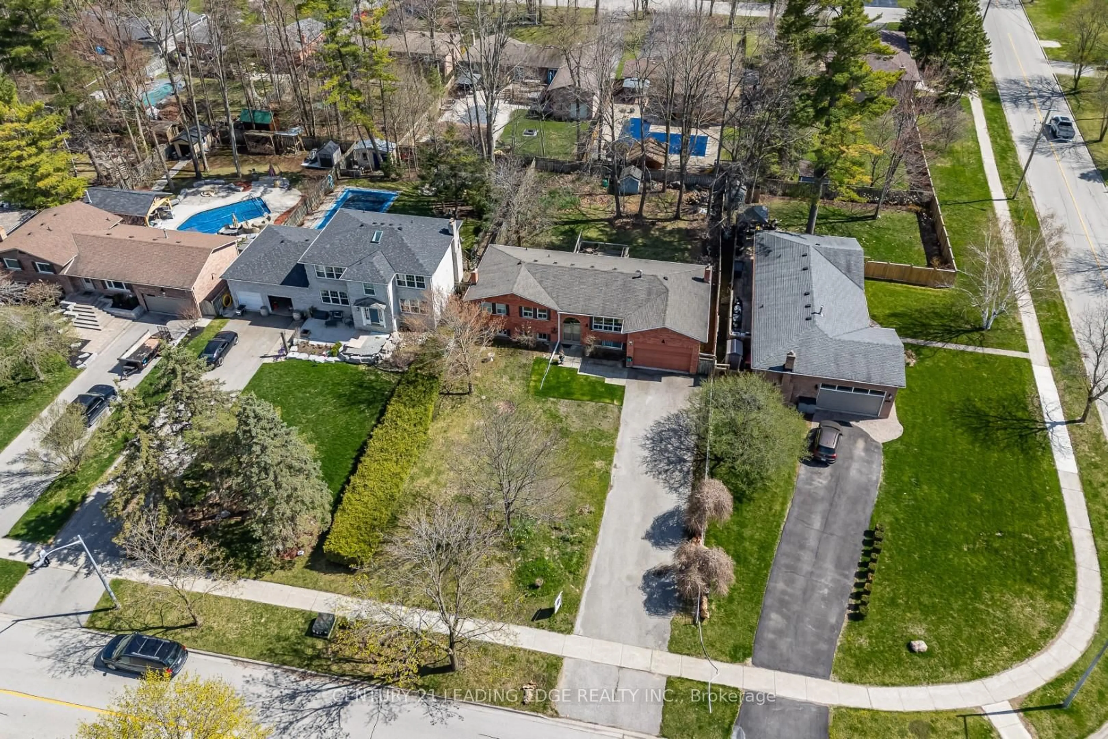 A pic from outside/outdoor area/front of a property/back of a property/a pic from drone, street for 185 PARK Ave, East Gwillimbury Ontario M9N 1J7