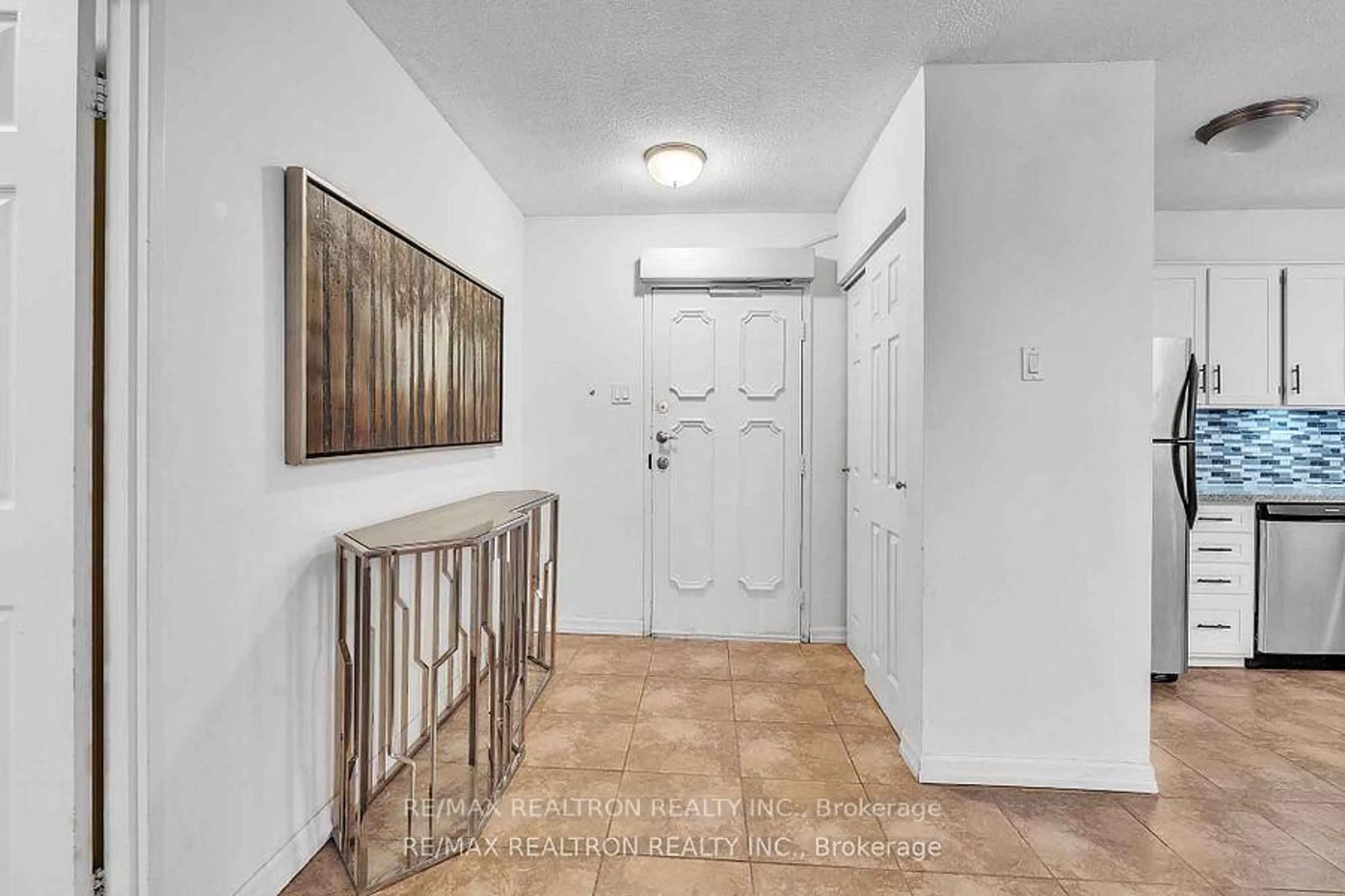 Indoor entryway for 8111 Yonge St #1212, Markham Ontario L3T 4V9