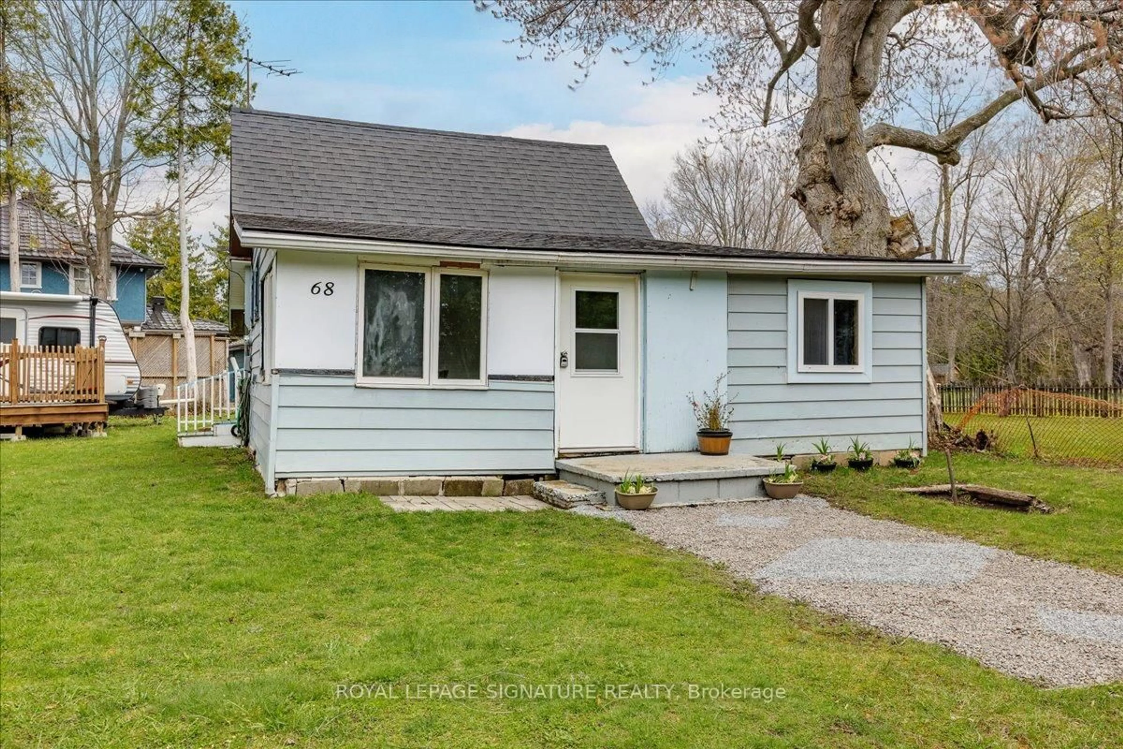 Home with vinyl exterior material, street for 68 Farley Circ, Georgina Ontario L0E 1S0