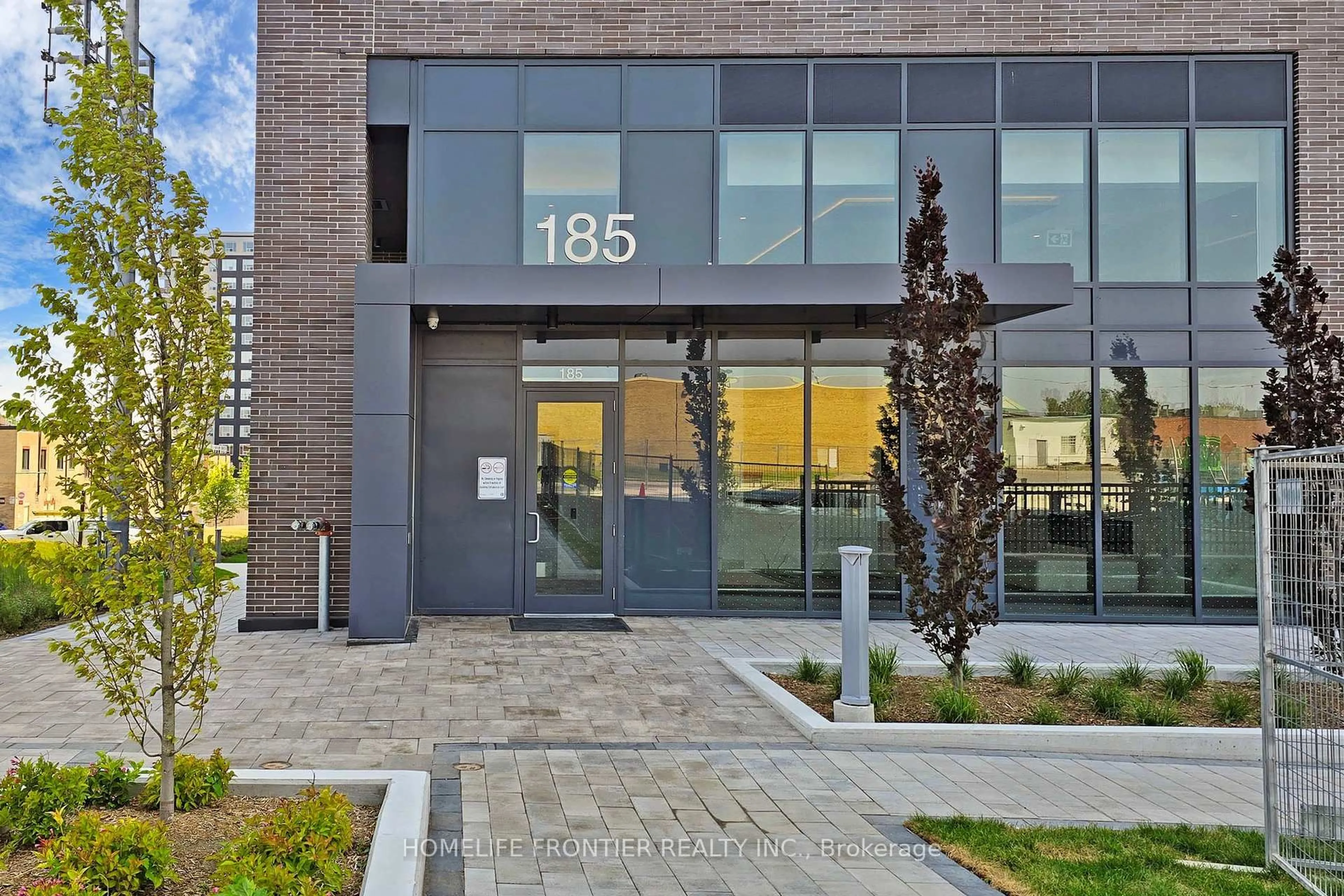 Indoor foyer for 185 Deerfield Rd #420, Newmarket Ontario L2Y 0G7