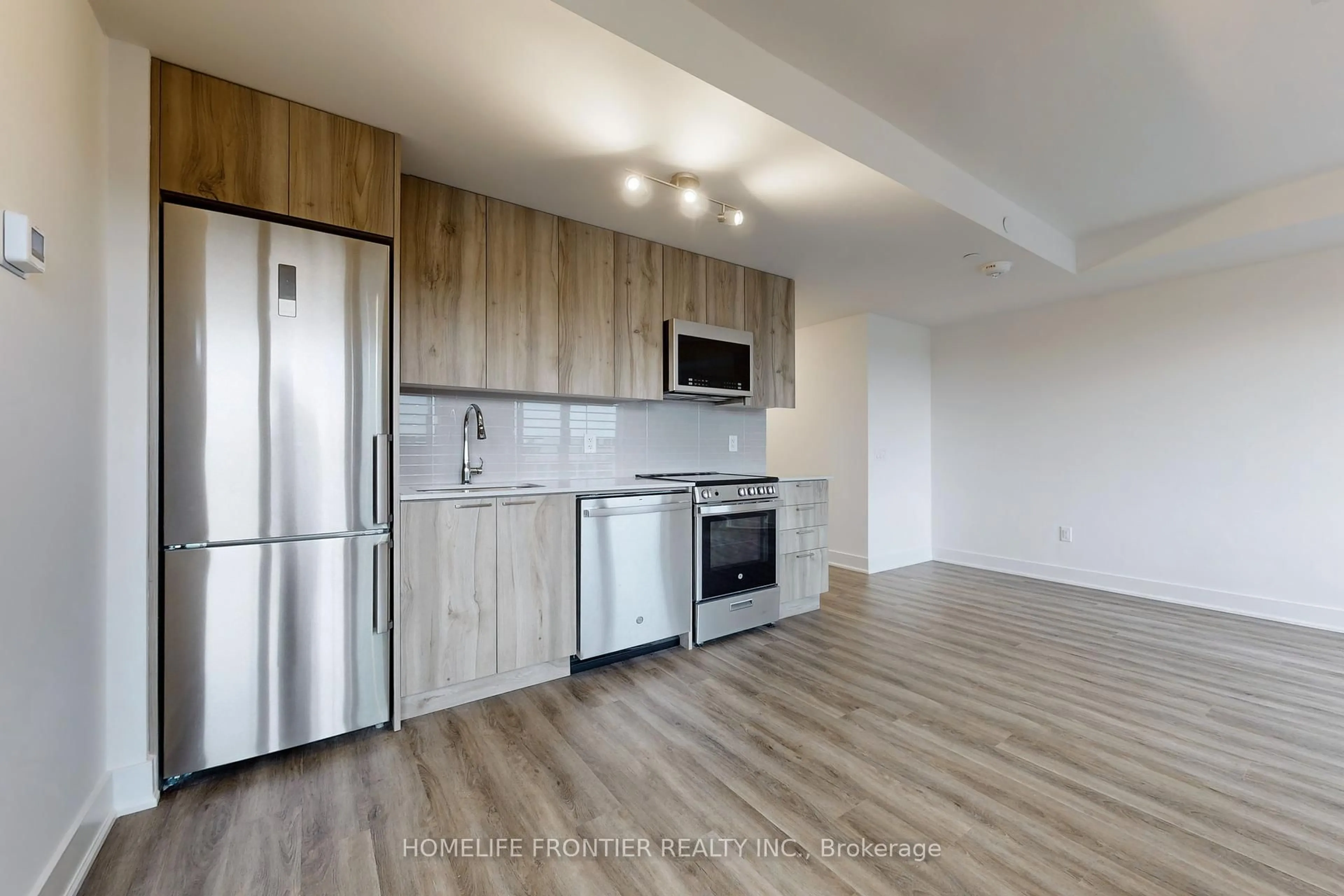 Standard kitchen, wood/laminate floor for 185 Deerfield Rd #420, Newmarket Ontario L2Y 0G7