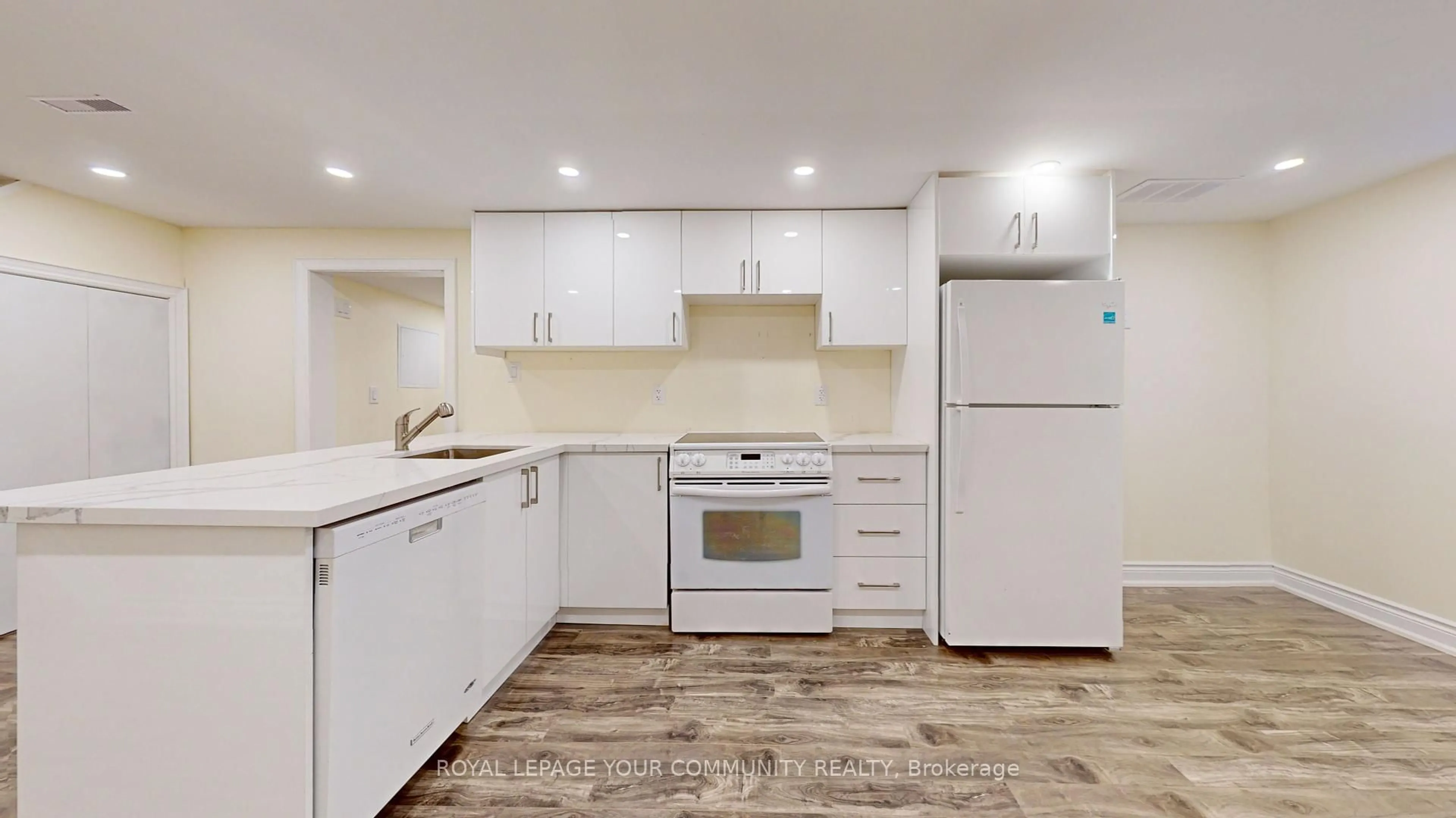 Standard kitchen, wood/laminate floor for 70 Shannon Rd, East Gwillimbury Ontario L0G 1M0