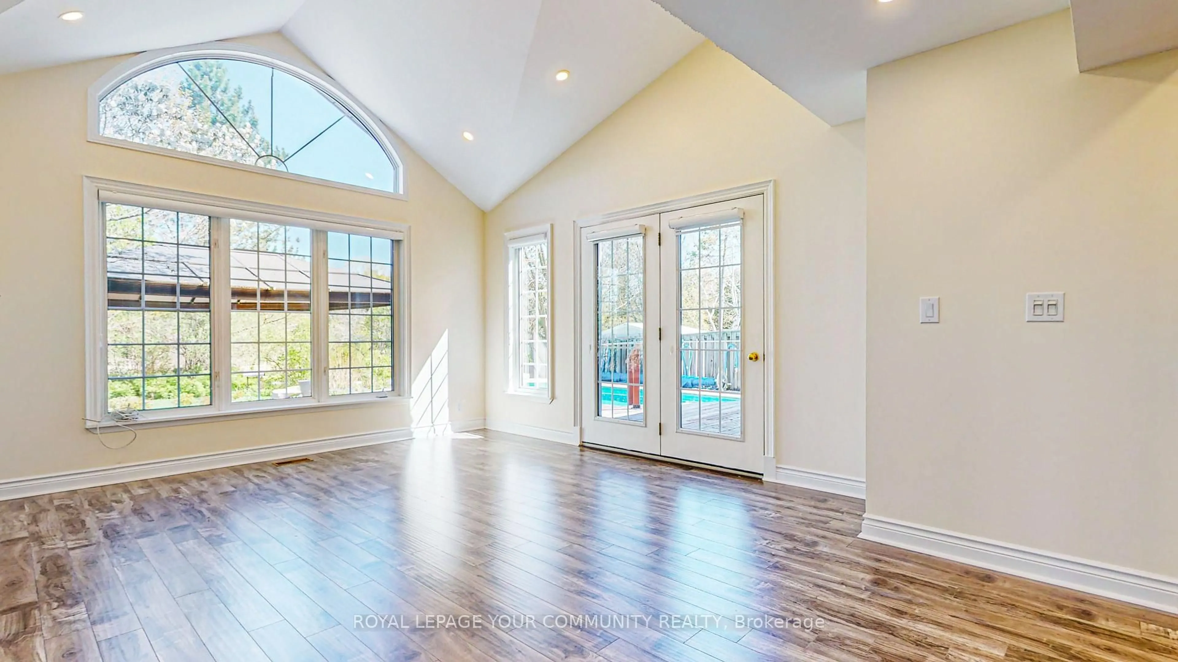 Indoor entryway for 70 Shannon Rd, East Gwillimbury Ontario L0G 1M0