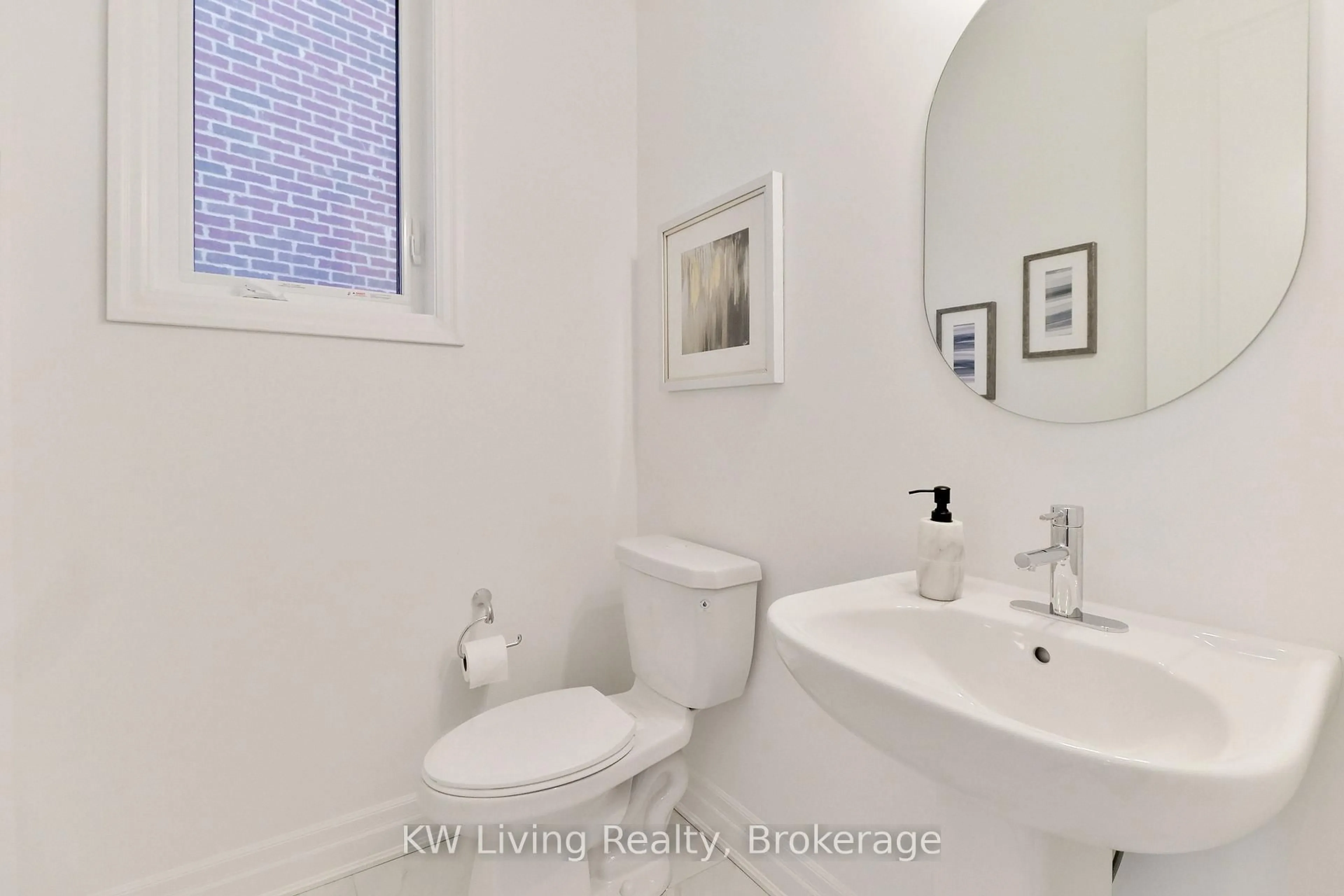 Standard bathroom, ceramic/tile floor for 18 Berczy Manor Cres, Markham Ontario L6C 3M2