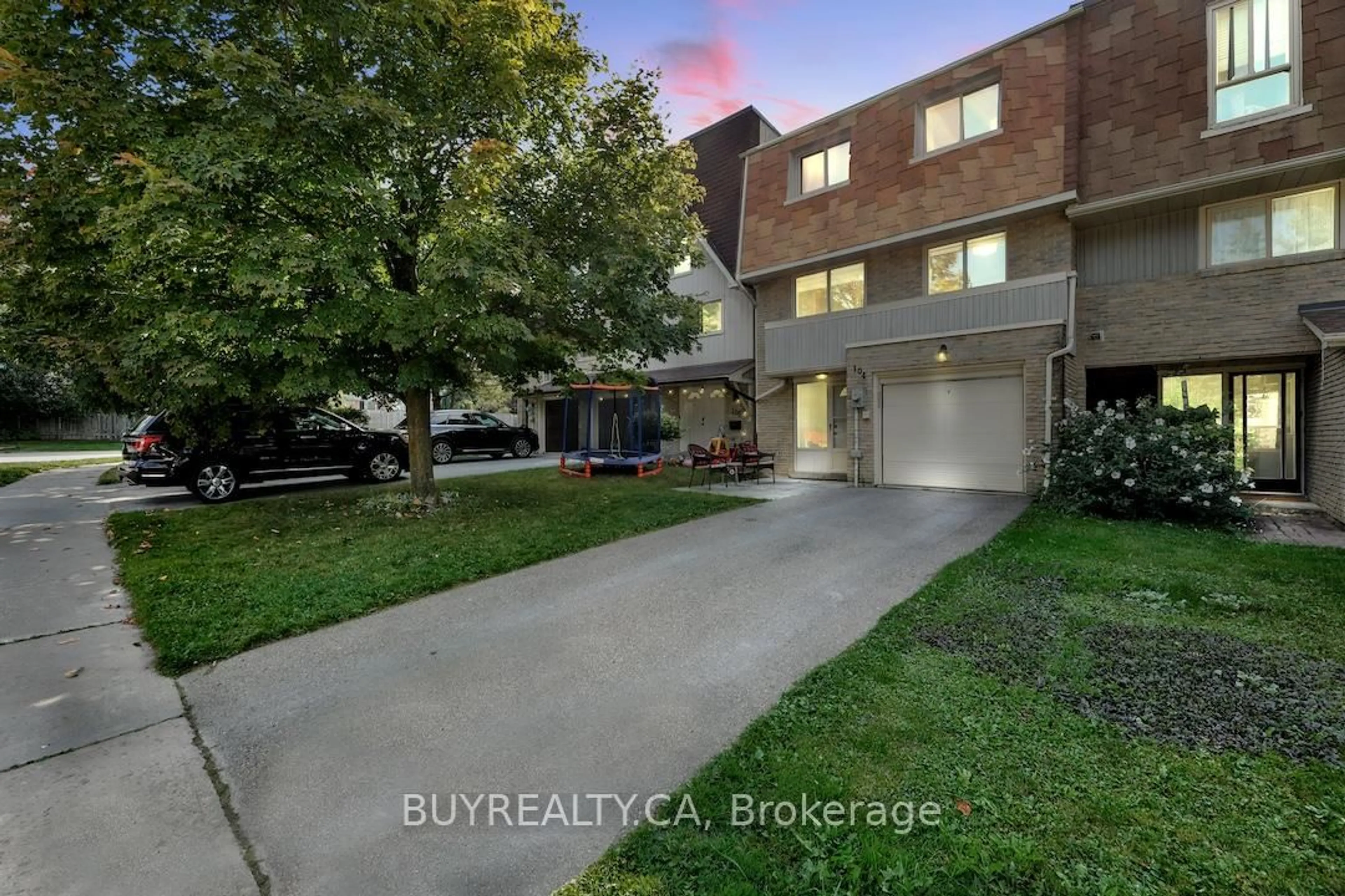A pic from outside/outdoor area/front of a property/back of a property/a pic from drone, street for 104 Poplar Cres #72, Aurora Ontario L4G 3L3