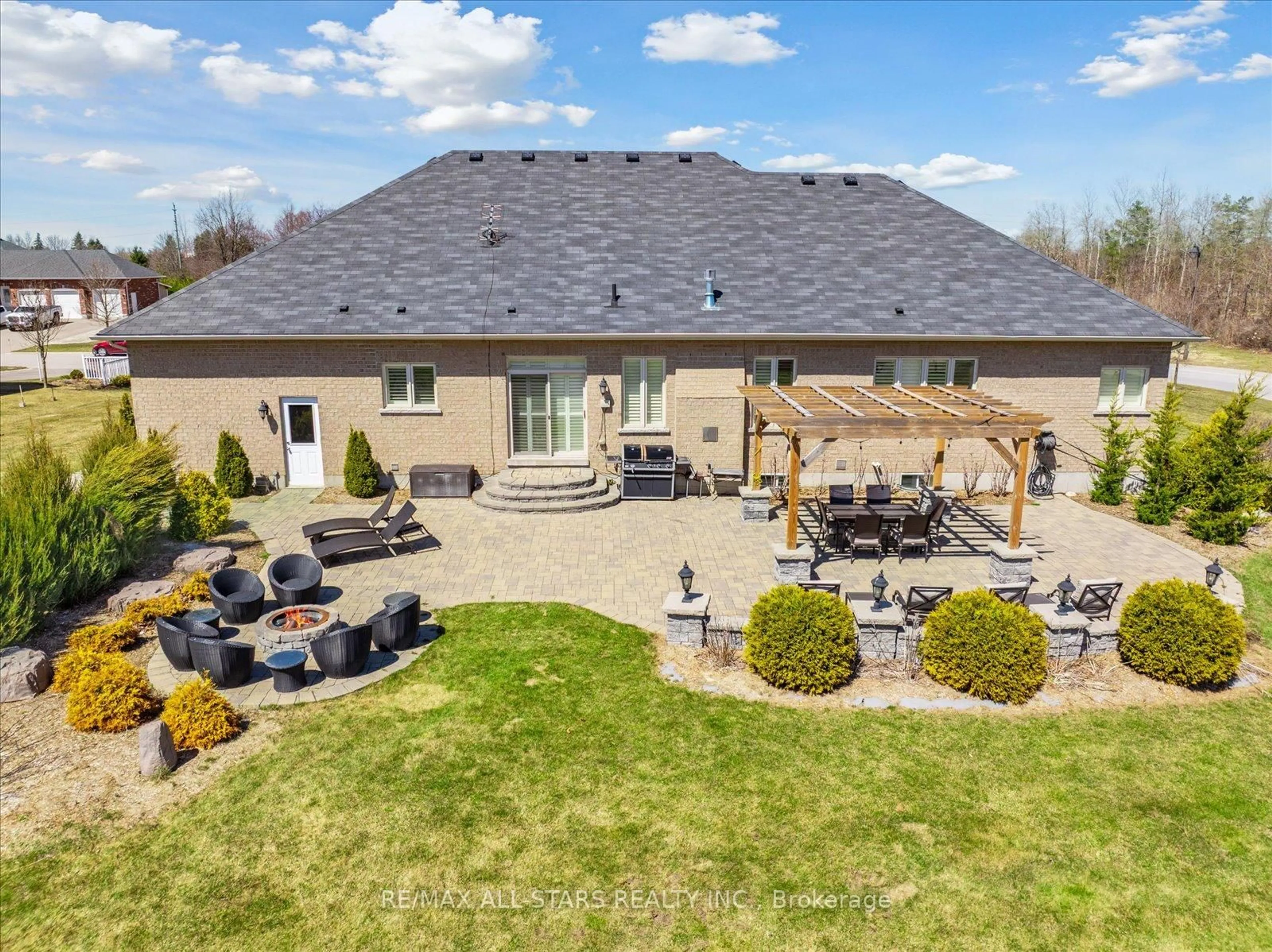 A pic from outside/outdoor area/front of a property/back of a property/a pic from drone, unknown for 66 Stonesthrow Cres, Uxbridge Ontario L0C 1A0