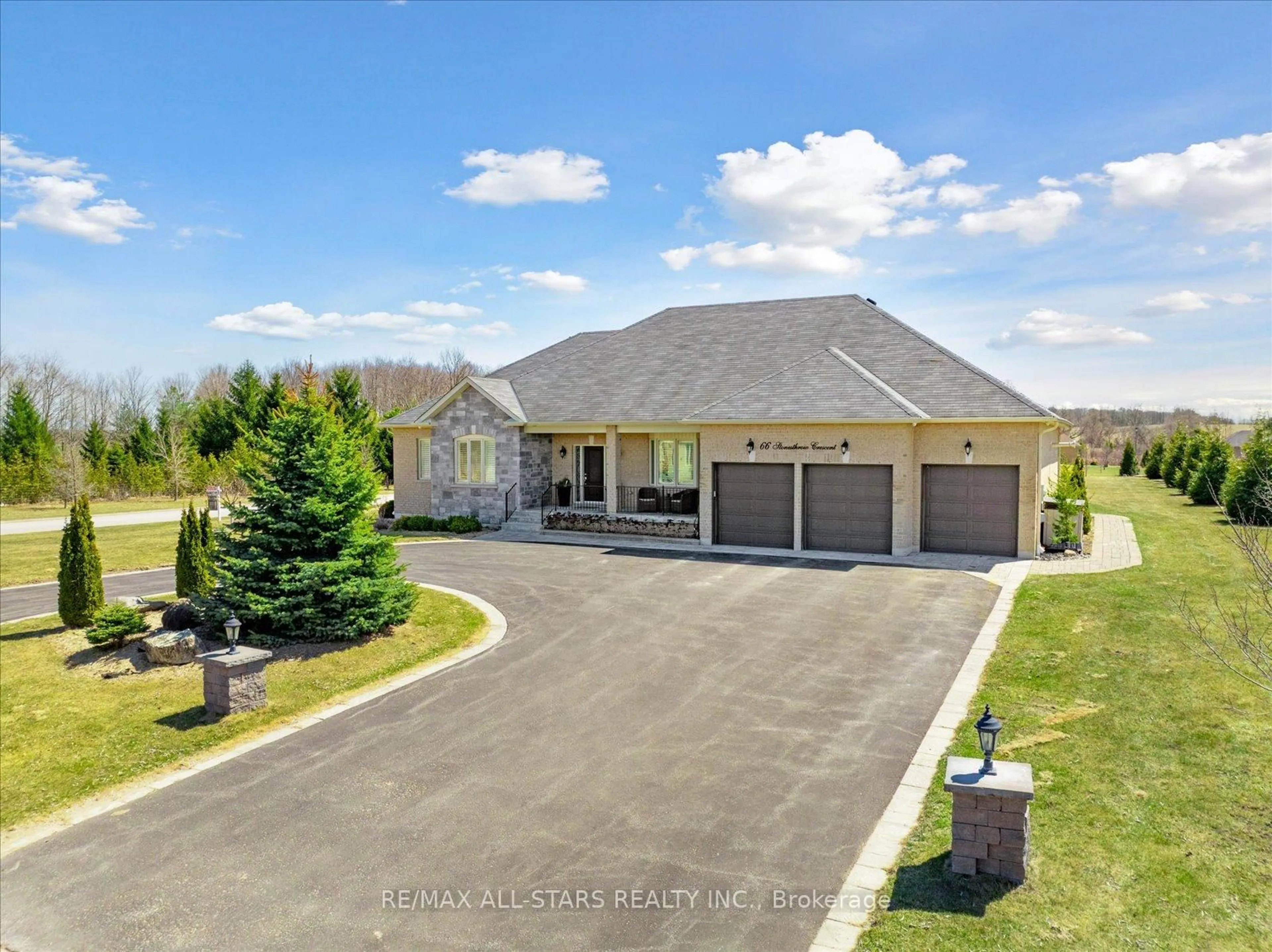 A pic from outside/outdoor area/front of a property/back of a property/a pic from drone, street for 66 Stonesthrow Cres, Uxbridge Ontario L0C 1A0