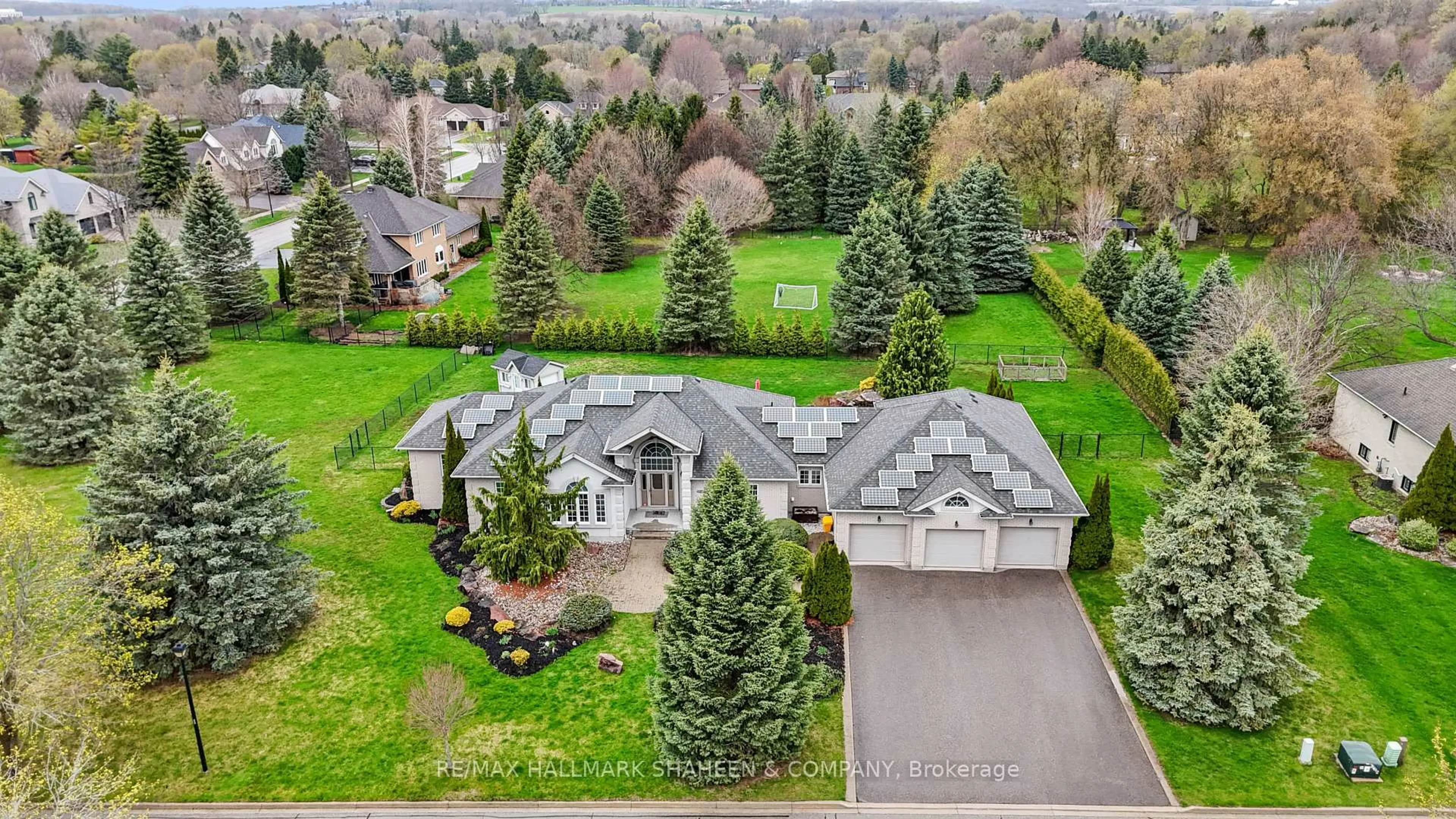 A pic from outside/outdoor area/front of a property/back of a property/a pic from drone, street for 4 Maplehyrn Ave, East Gwillimbury Ontario L0G 1V0