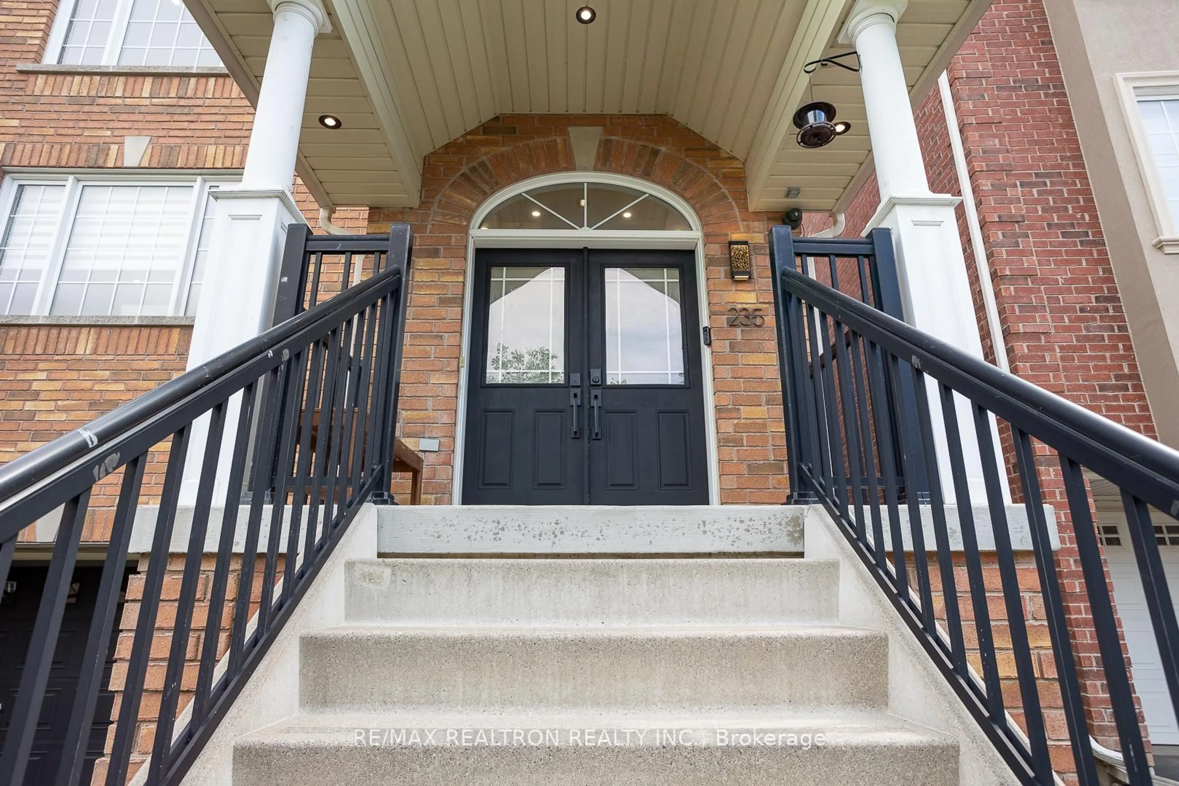Indoor entryway for 235 Ray Snow Blvd, Newmarket Ontario L3X 3J1