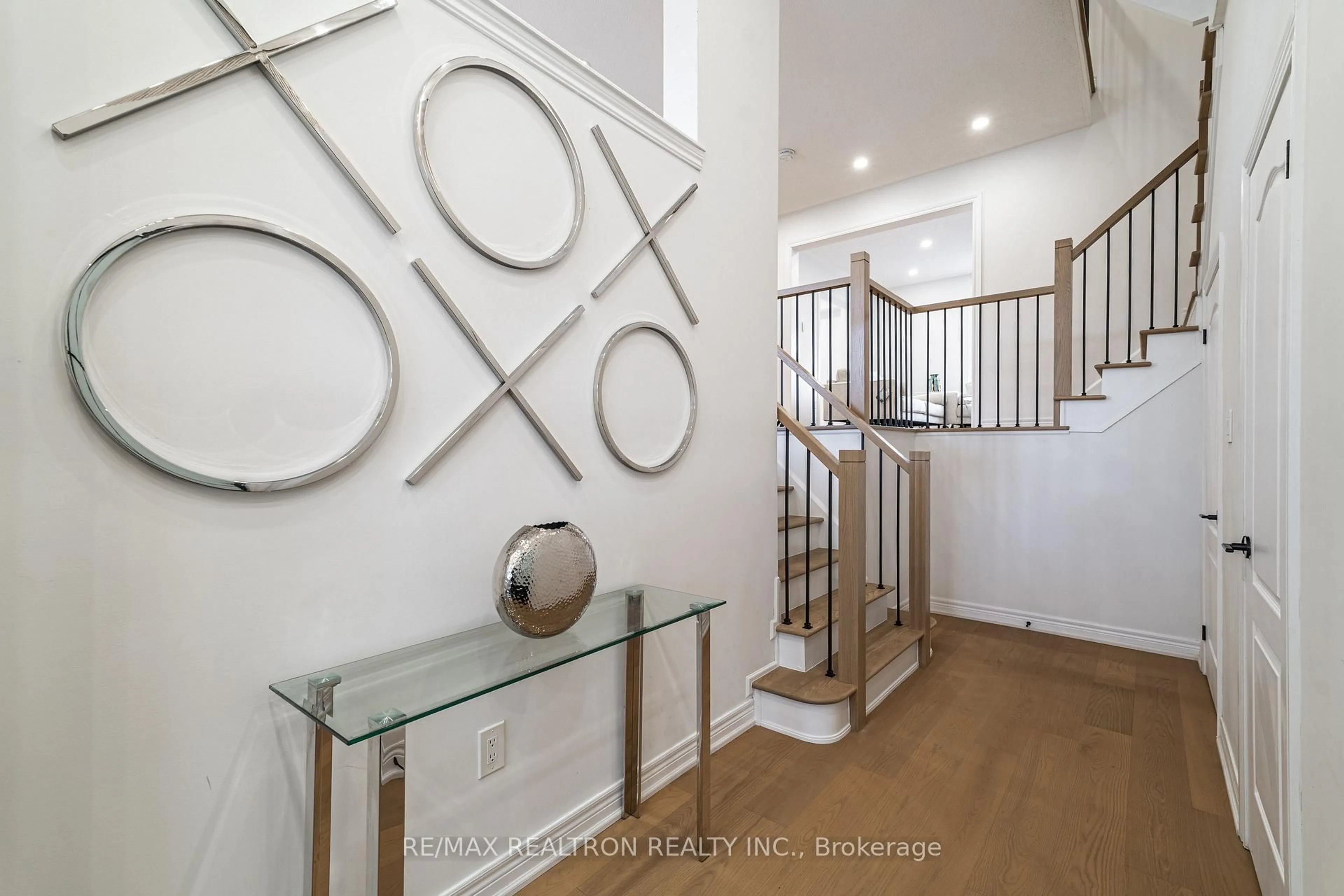 Indoor foyer for 235 Ray Snow Blvd, Newmarket Ontario L3X 3J1