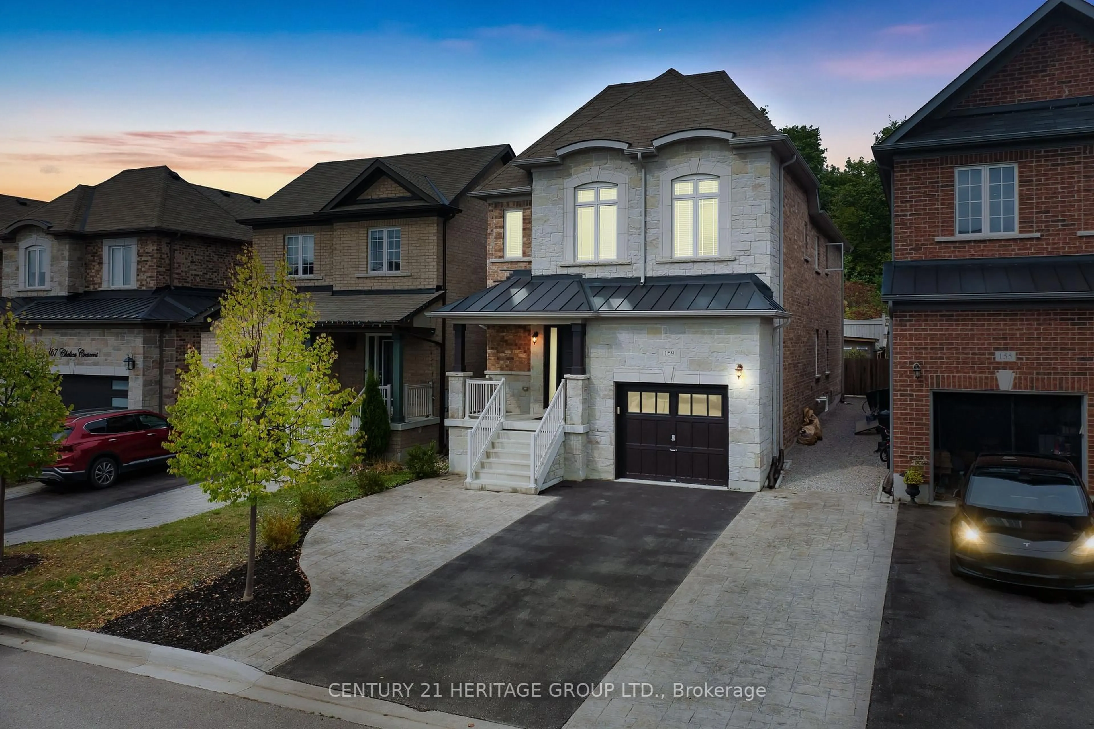 A pic from outside/outdoor area/front of a property/back of a property/a pic from drone, street for 159 Chelsea Cres, Bradford West Gwillimbury Ontario L3Z 0J8