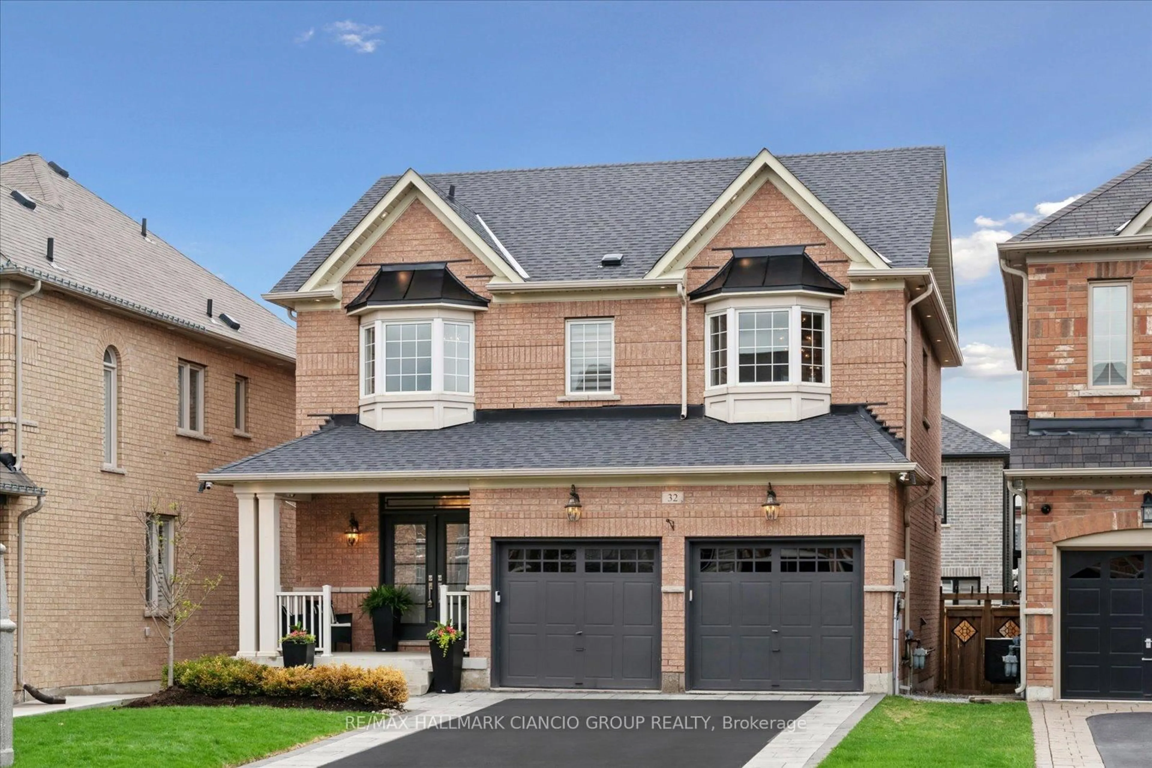 Home with brick exterior material, street for 32 Maplebank Cres, Whitchurch-Stouffville Ontario L4A 0R8