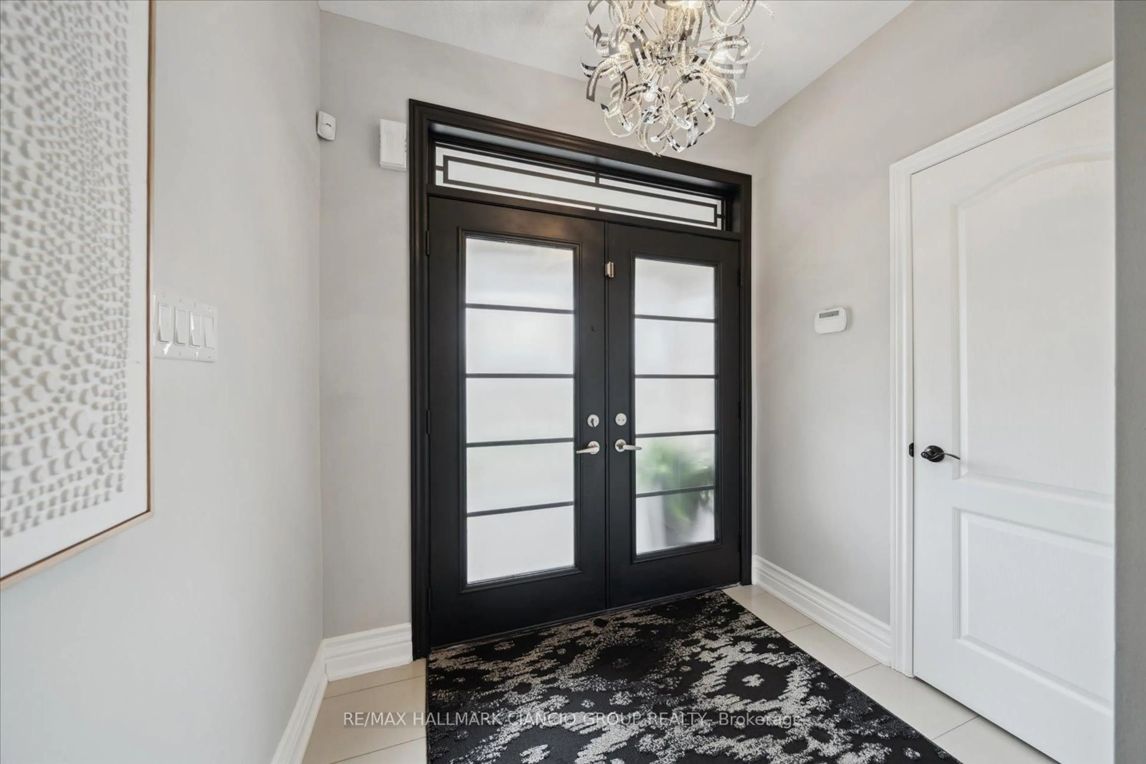 Indoor entryway for 32 Maplebank Cres, Whitchurch-Stouffville Ontario L4A 0R8