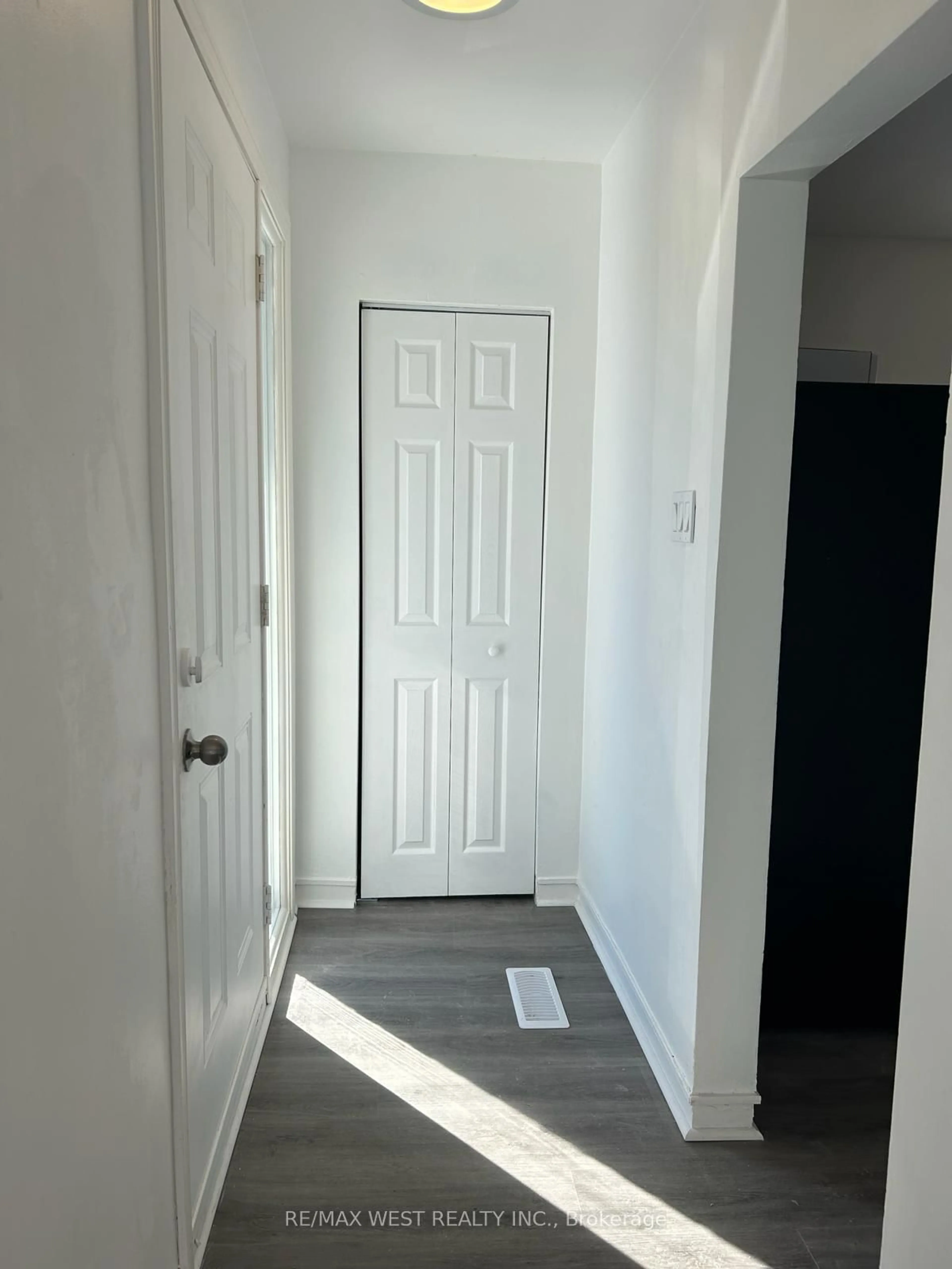 Indoor entryway for 63 Marlin Crt, Newmarket Ontario L3Y 2W7