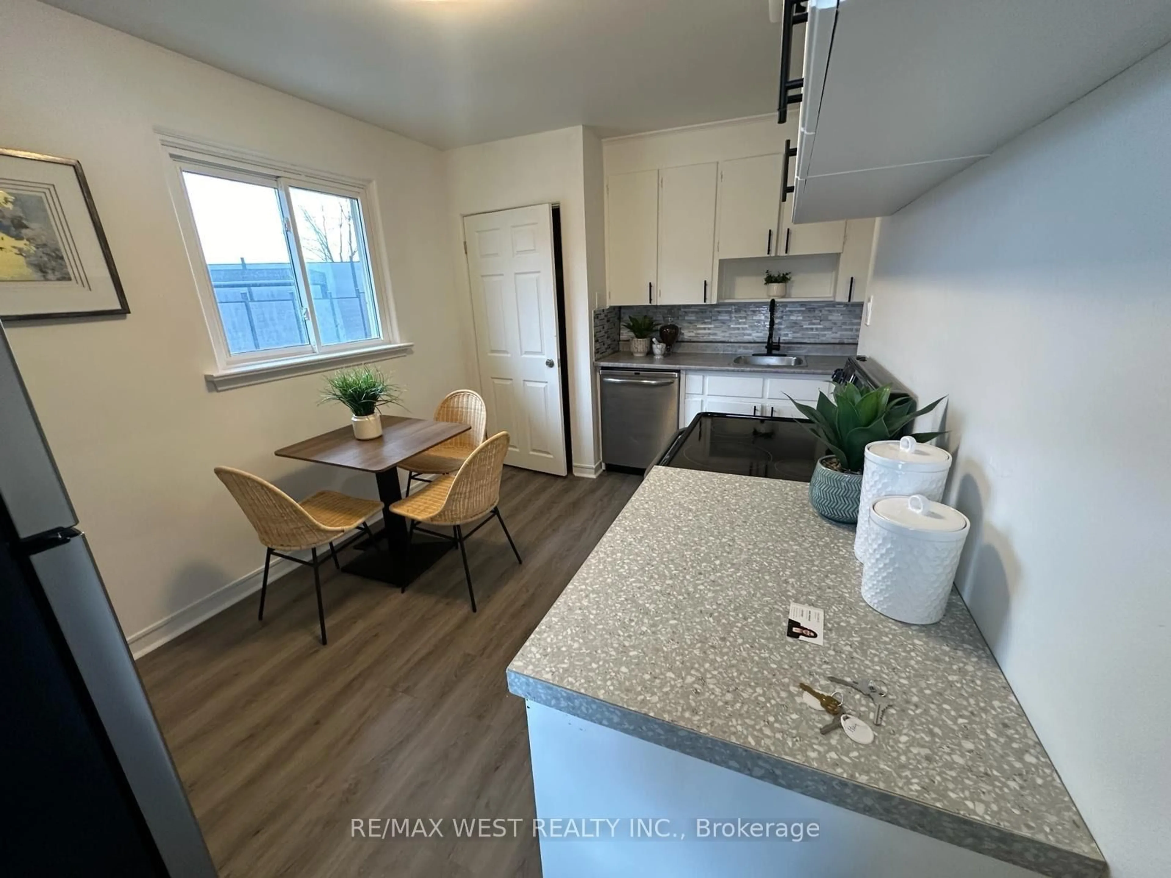 Open concept kitchen, unknown for 63 Marlin Crt, Newmarket Ontario L3Y 2W7
