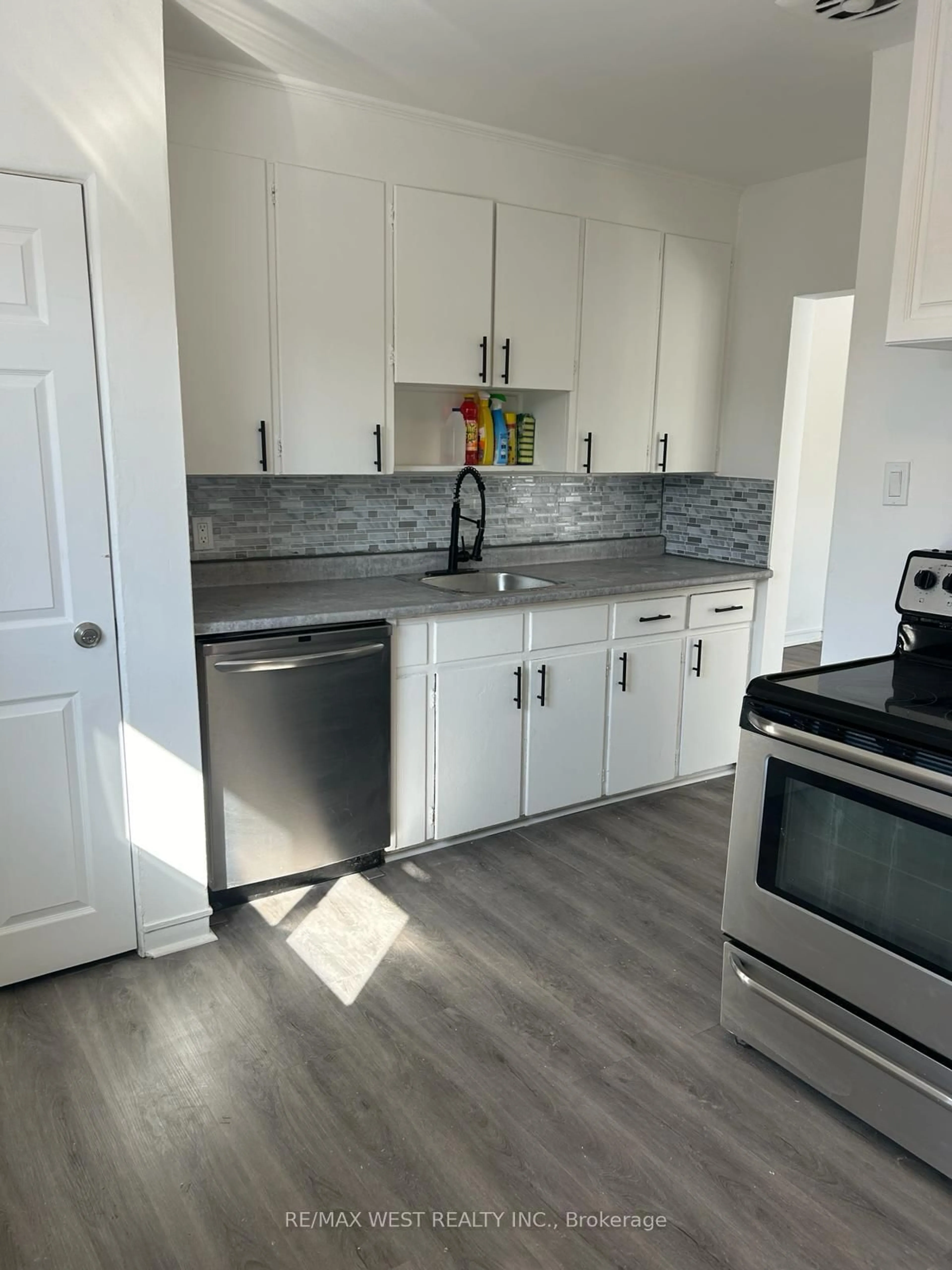 Open concept kitchen, unknown for 63 Marlin Crt, Newmarket Ontario L3Y 2W7