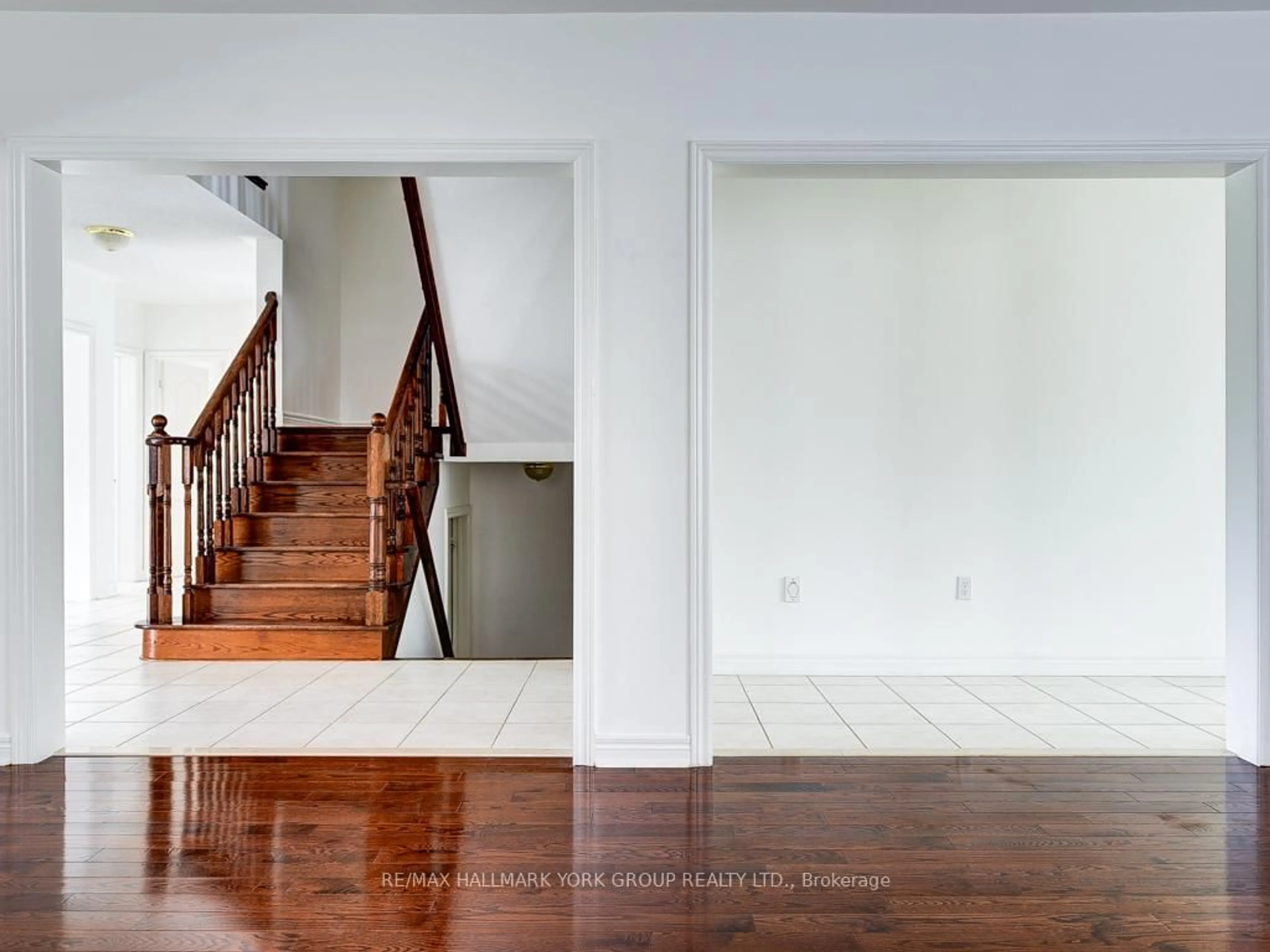 Indoor entryway for 92 Memorial Gardens Way, Newmarket Ontario L3X 3A7