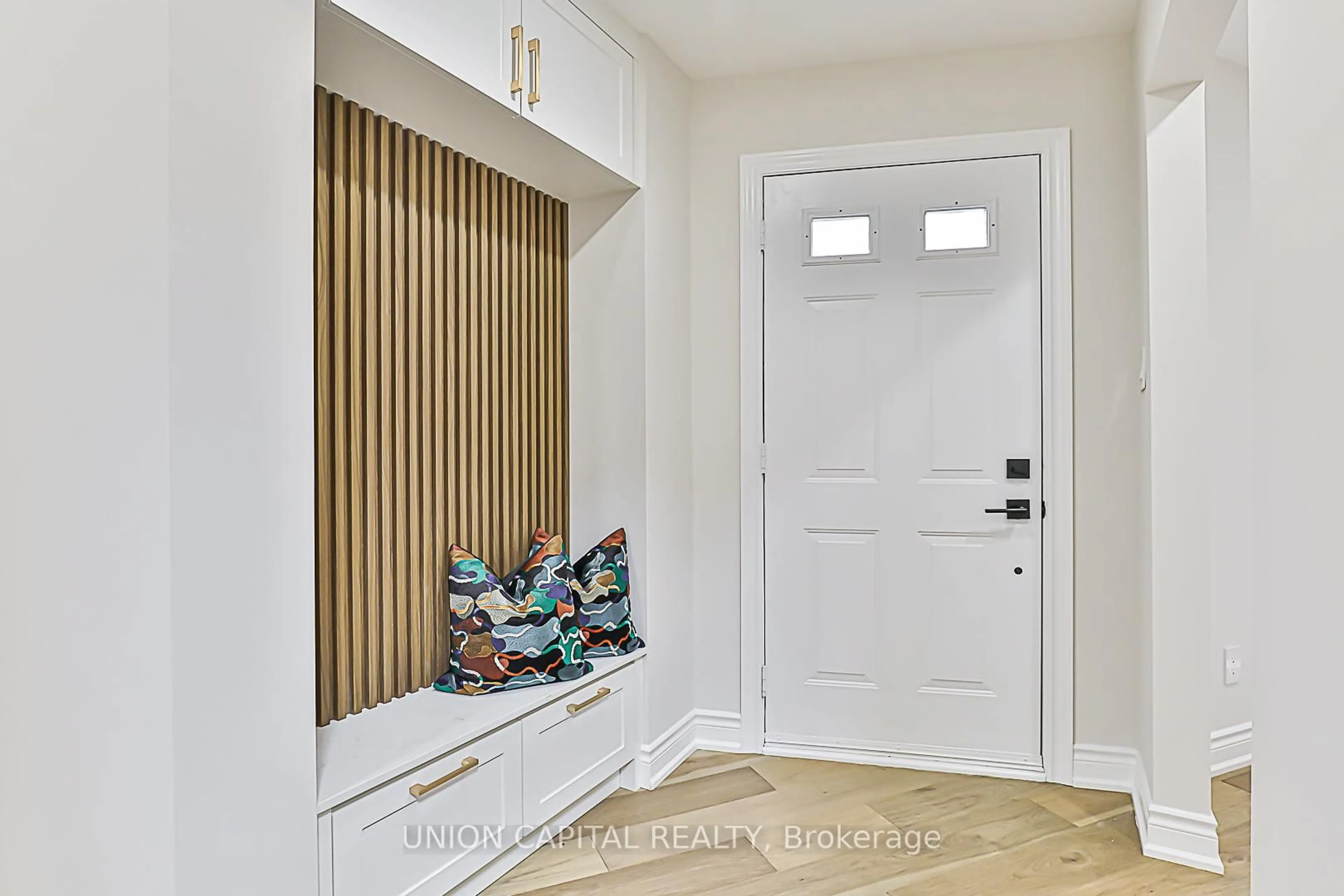 Indoor entryway for 11 Newmill Cres, Richmond Hill Ontario L4C 9T7