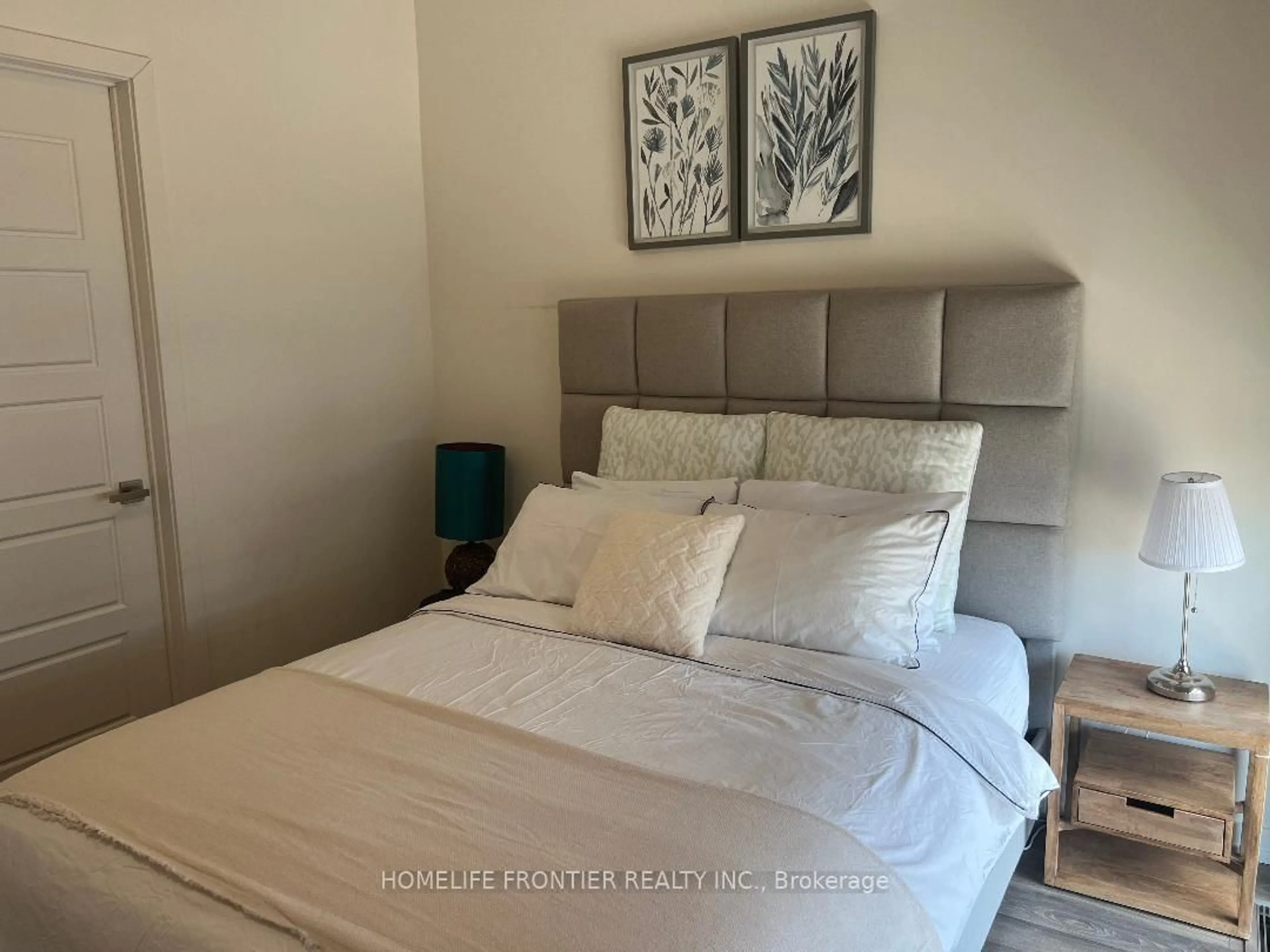 Bedroom with bed, wood/laminate floor for 3650 Ferretti Crt, Innisfil Ontario L9Y 0Z5