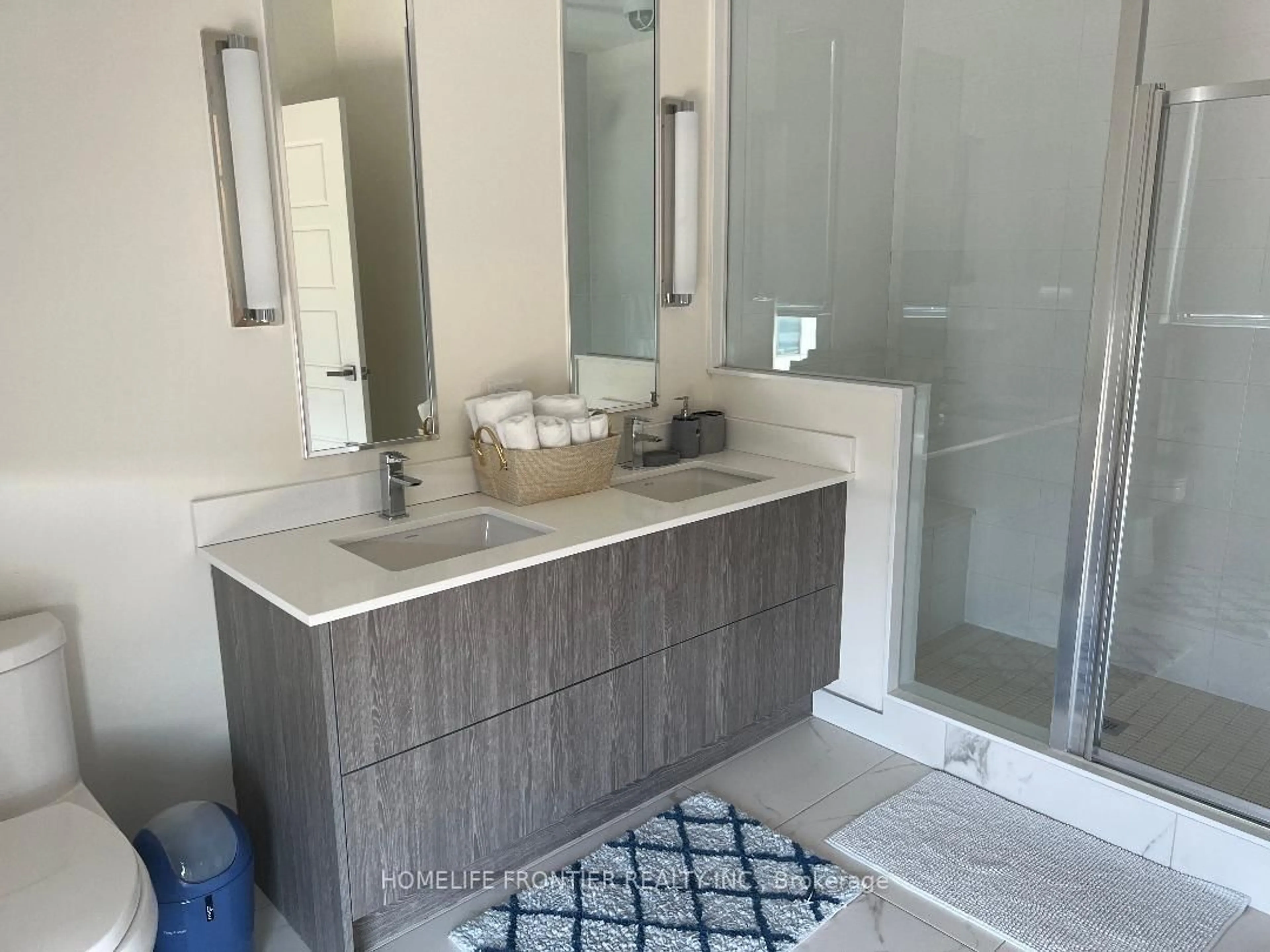 Contemporary bathroom, ceramic/tile floor for 3650 Ferretti Crt, Innisfil Ontario L9Y 0Z5
