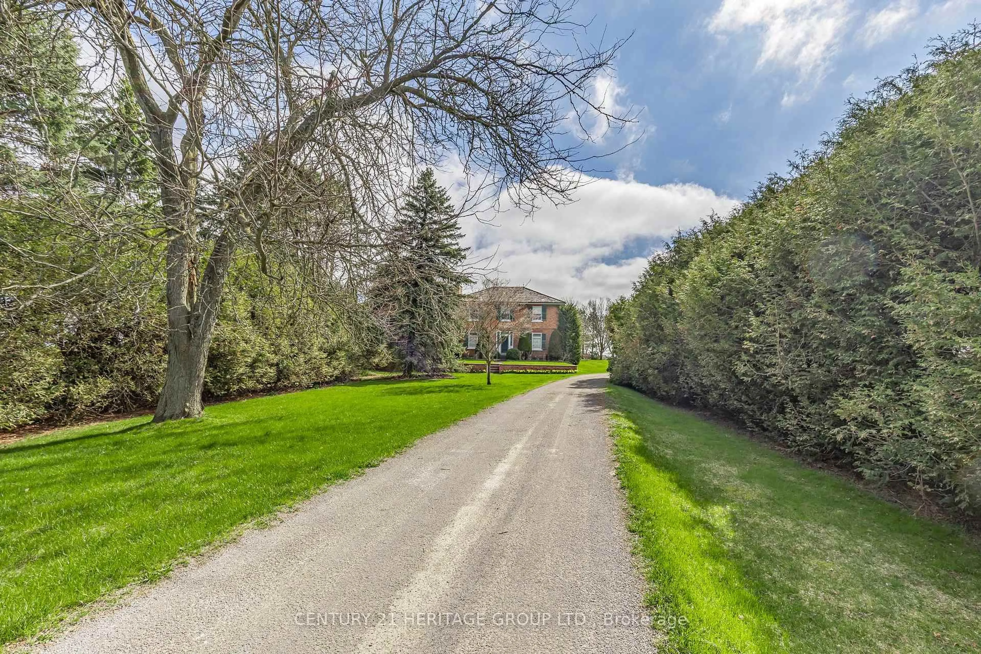 A pic from outside/outdoor area/front of a property/back of a property/a pic from drone, street for 18725 McCowan Rd, East Gwillimbury Ontario L0G 1M0