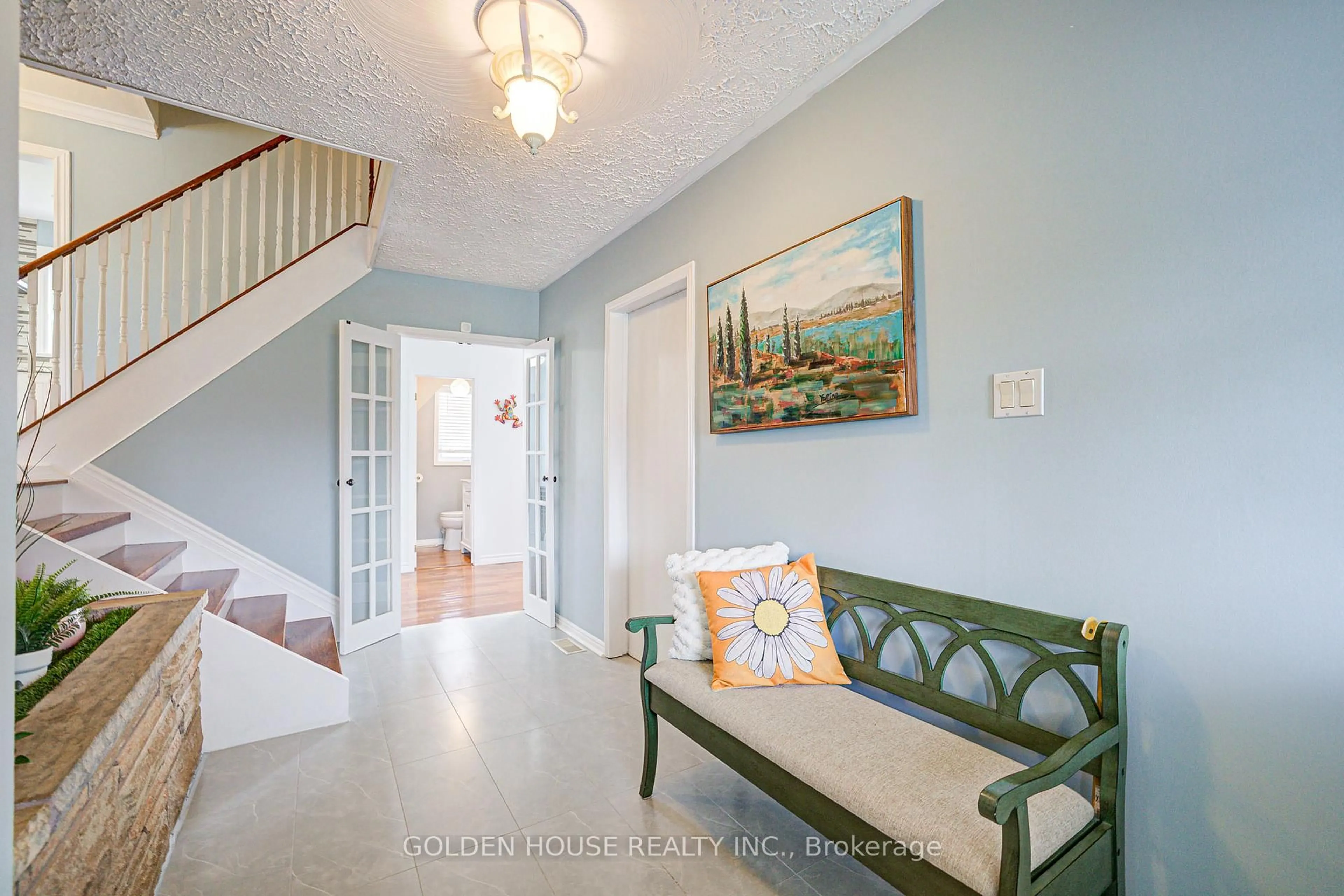 Indoor entryway for 53 West Park Hts, Georgina Ontario L4P 3T9