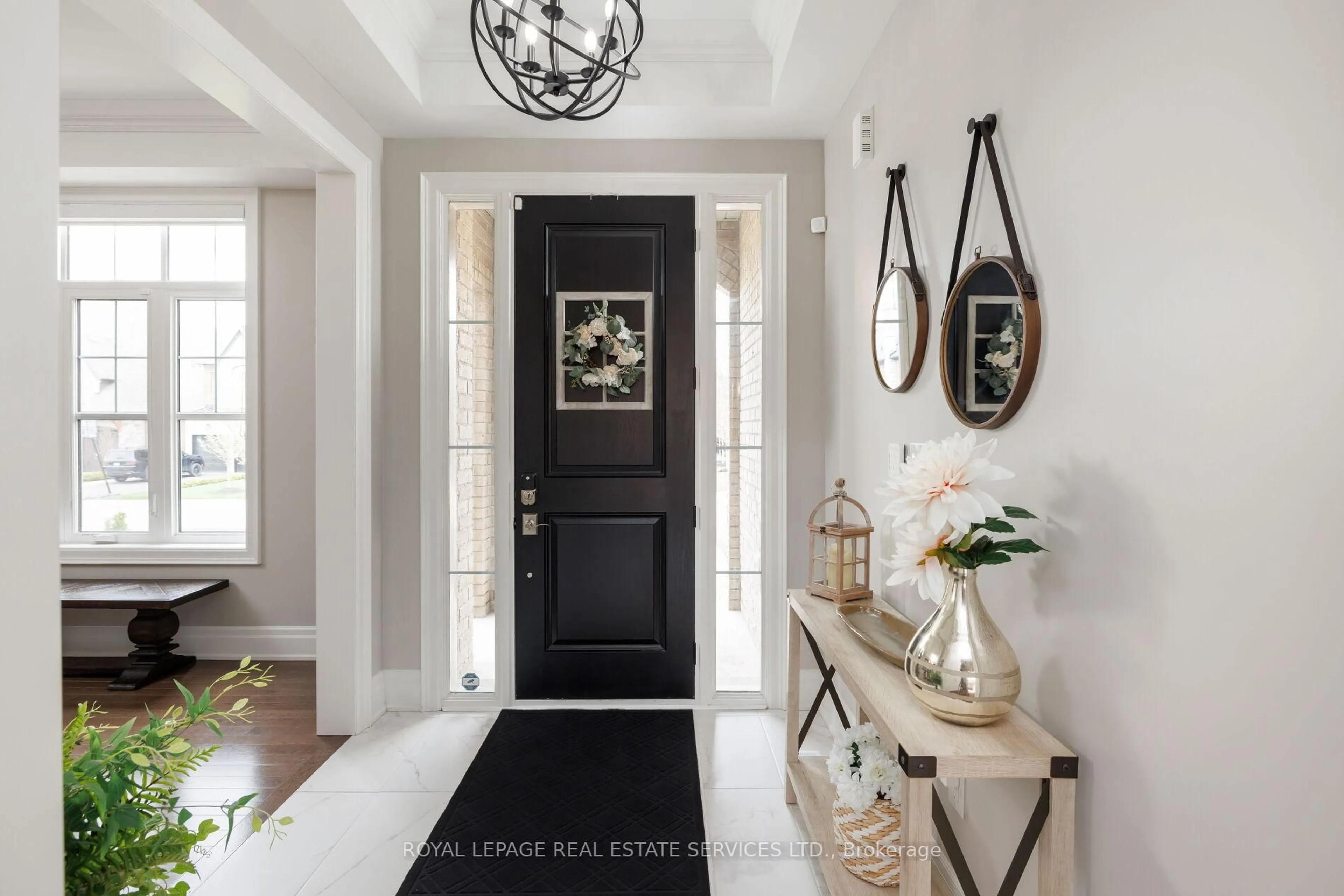 Indoor entryway for 30 Britnell Crt, King Ontario L7B 0P2