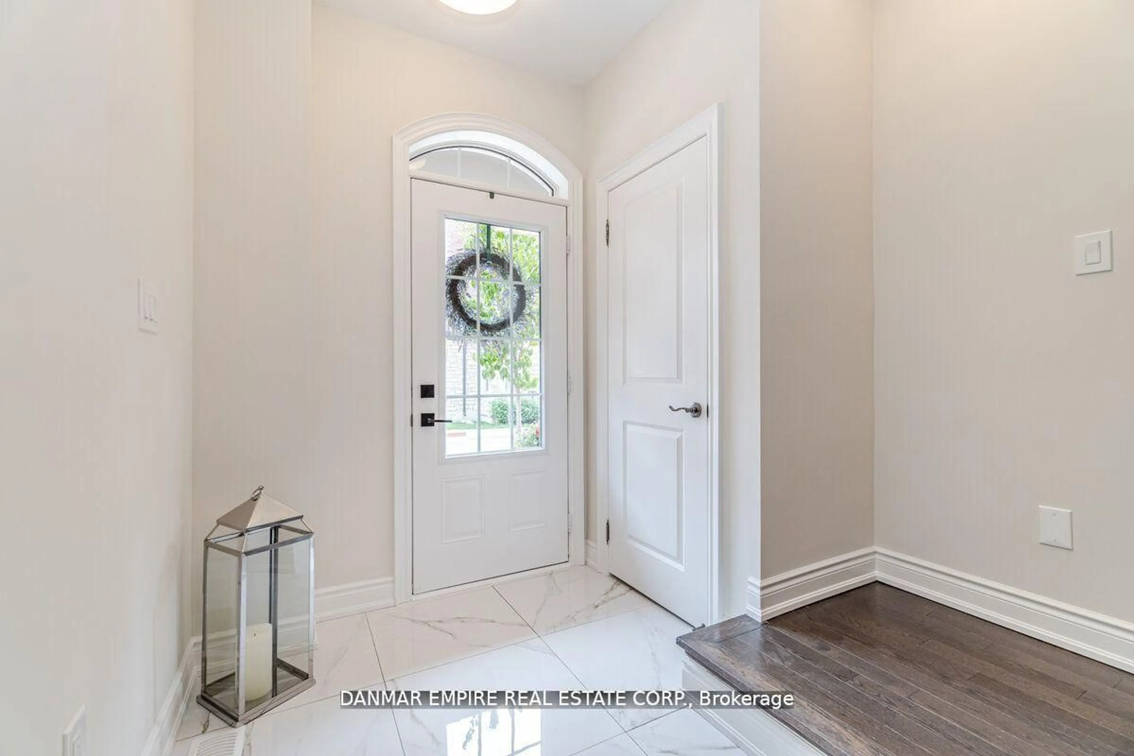 Indoor entryway for 46 Ingleside St, Vaughan Ontario L4L 0H9